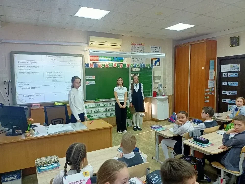 📚🎓 Шестиклассники погрузили второклассников в мир древнегреческих школ!  В рамках Дня общественных н