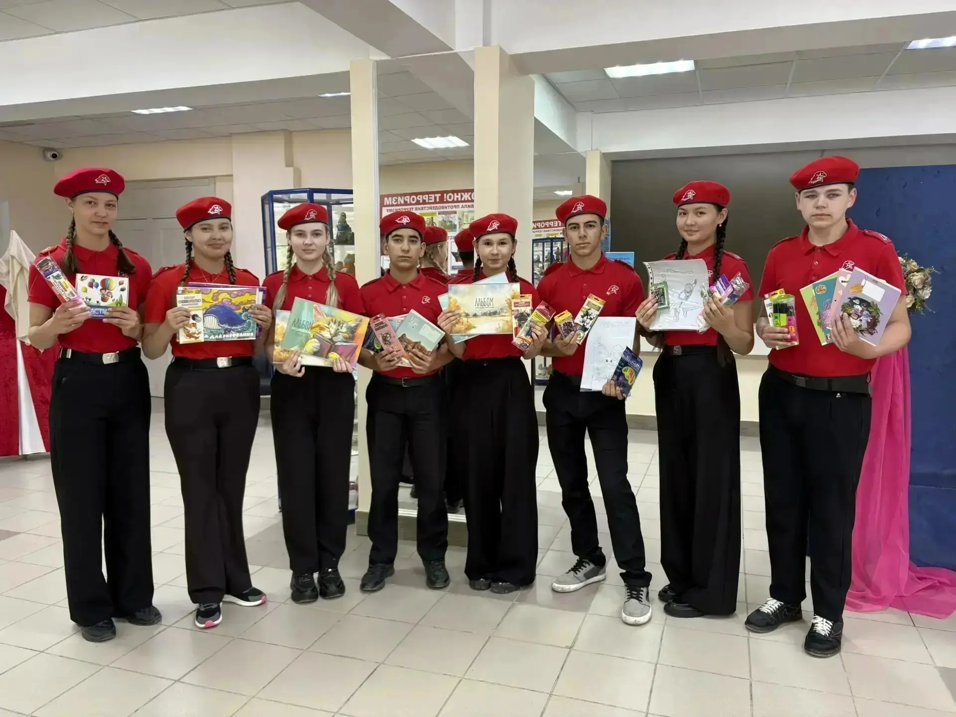 🇷🇺 Юнармейцы 7 «В»  — за добрые дела!

☝️Юнармейцы отряда «Гвардия» 7 «В» класса (классный руковод