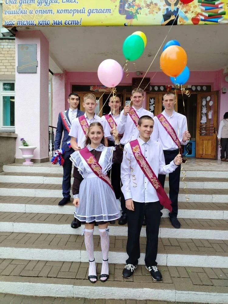 Сегодня в нашей школе — особенный, трогательный и немного грустный праздник. Для выпуск...