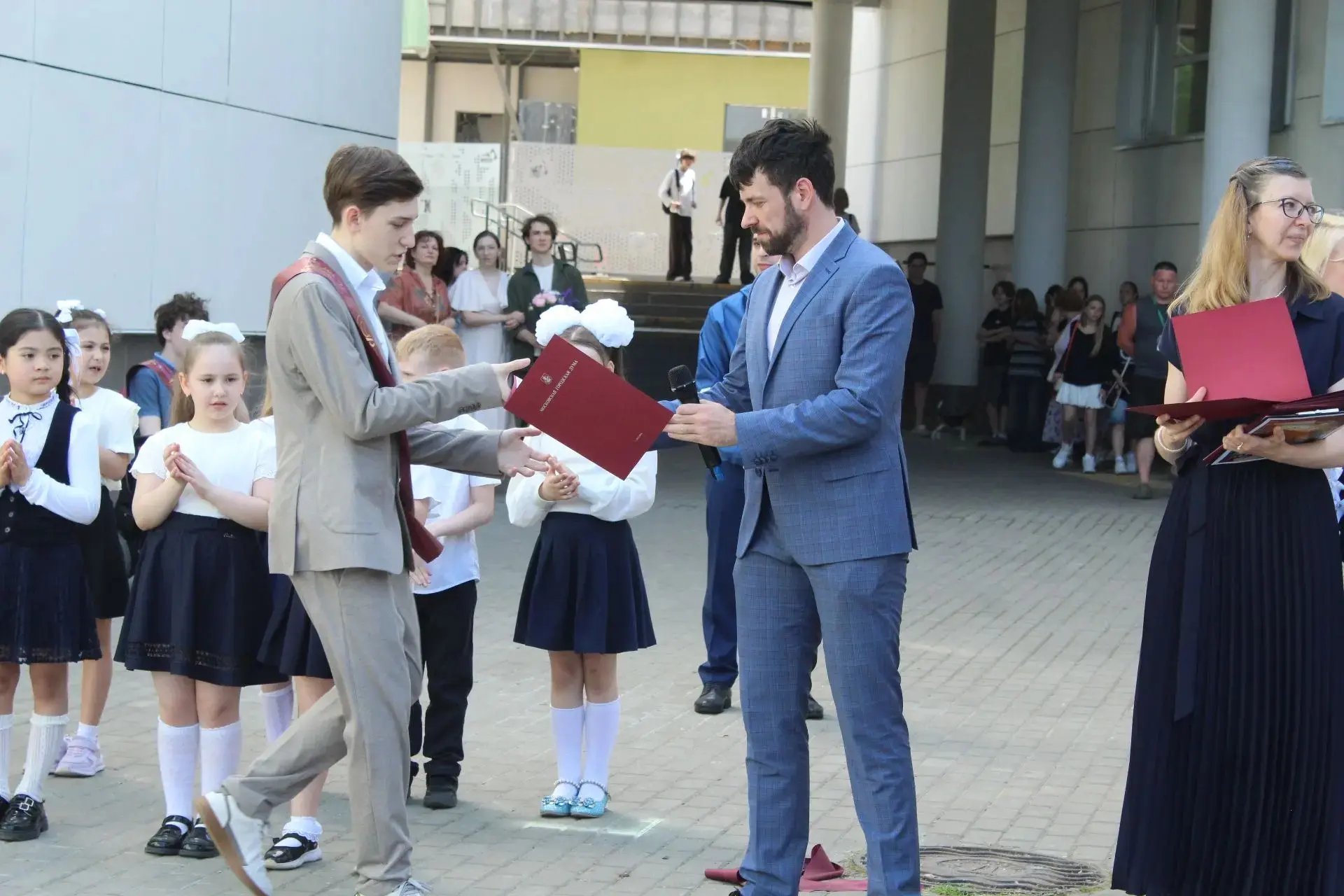 В нашей школе прошёл Последний звонок  💃Торжественная линейка состоялась во дворе школы. Первоклассн