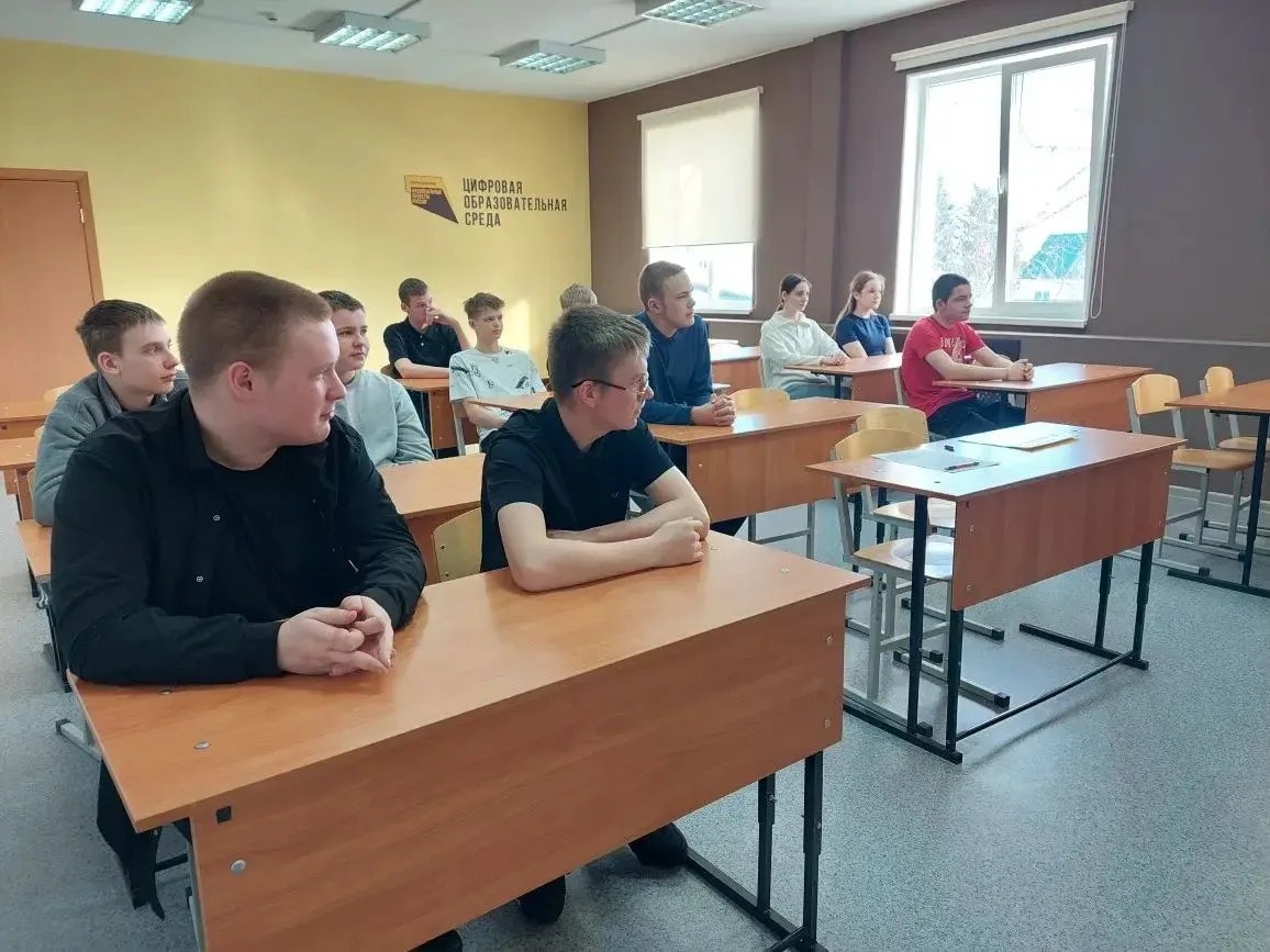 Продолжается образовательная программа Региональной инициативы "Каникулы в колледже", школьники вось