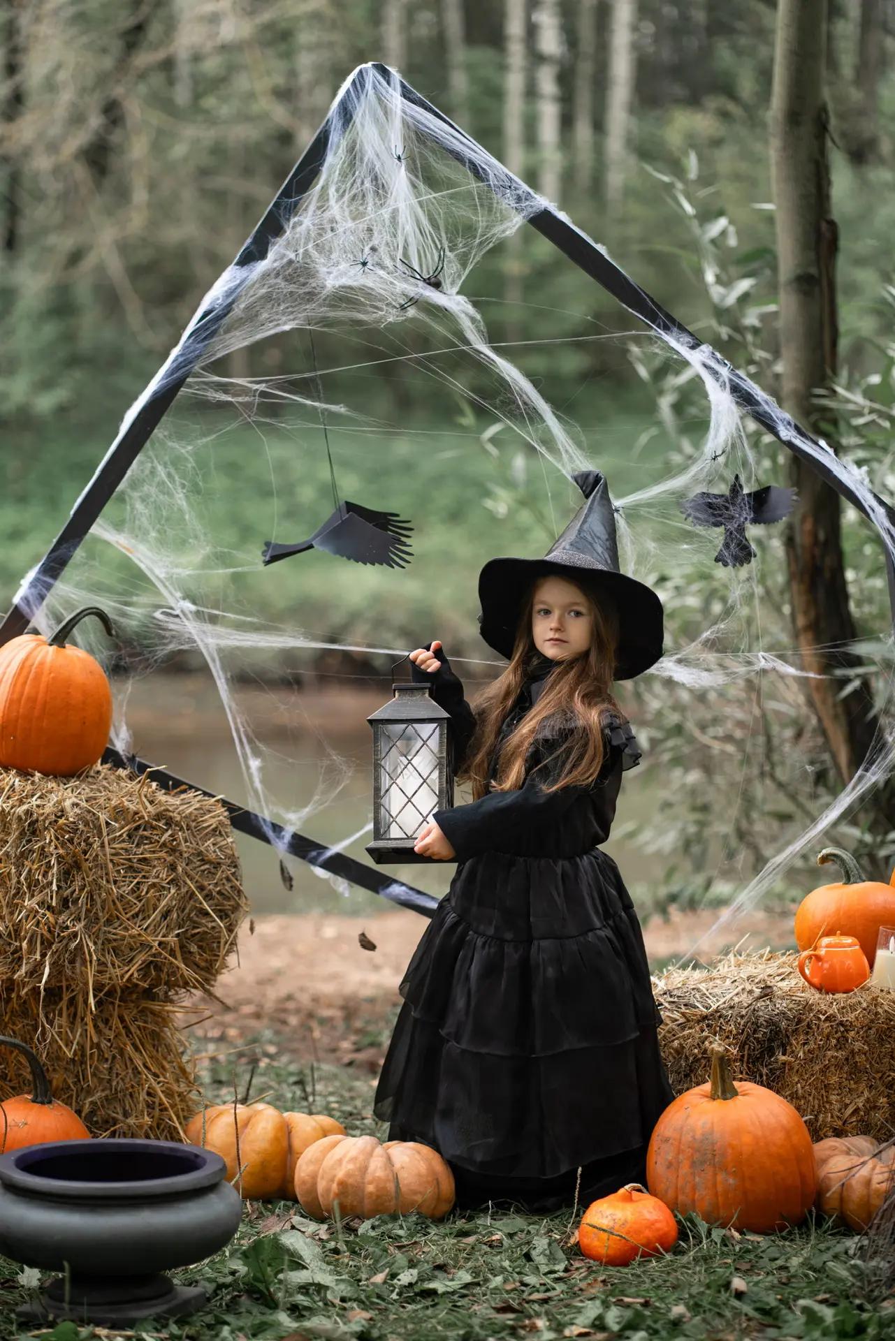 Тёмный лес, тыквы, паутина, метла и немного настоящей магии 🎃✨