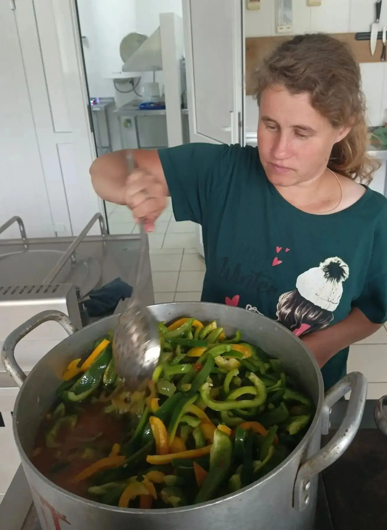 🍆🥑🫛🥬В Лобино пахнет зимой - и это не метафора. Наши ребята солят огурцы и помидоры,...