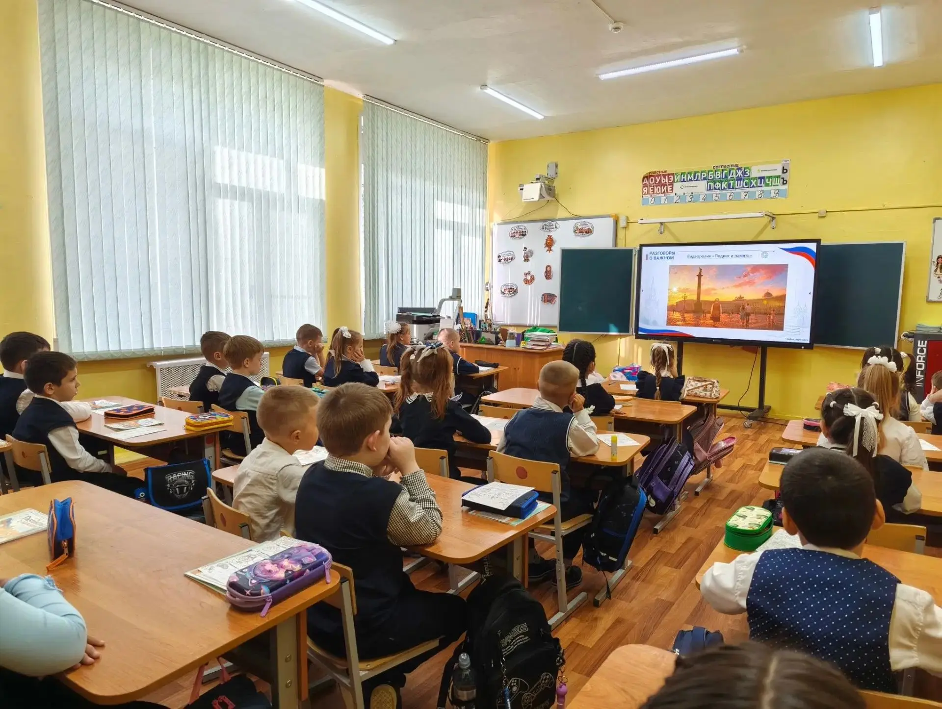 Неделя в нашей школе началась по традиции — с торжественной утренней линейки!