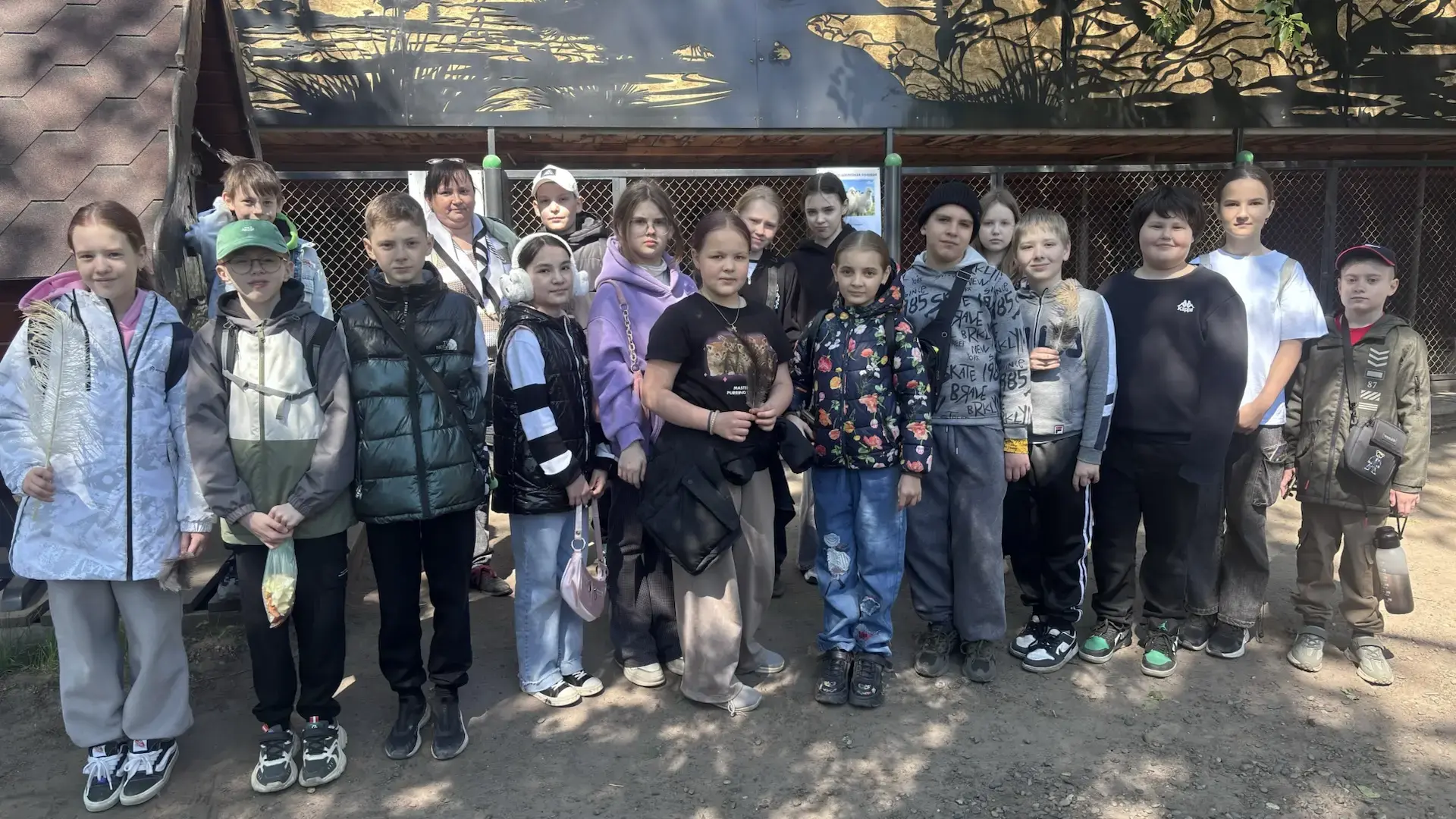 Сегодня было невероятно: теперь 1В и 4Г отправились на Страусиное ранчо! 🤩 Дети с восторгом наблюдал
