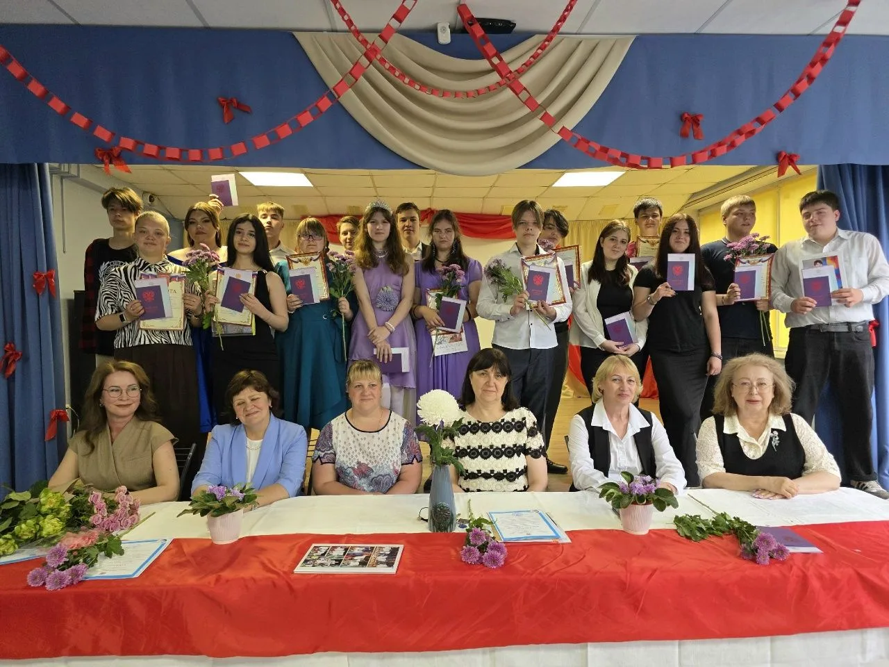В добрый путь, выпускники! 9-е классы получили свои первые взрослые документы 
24 июня в нашей школе