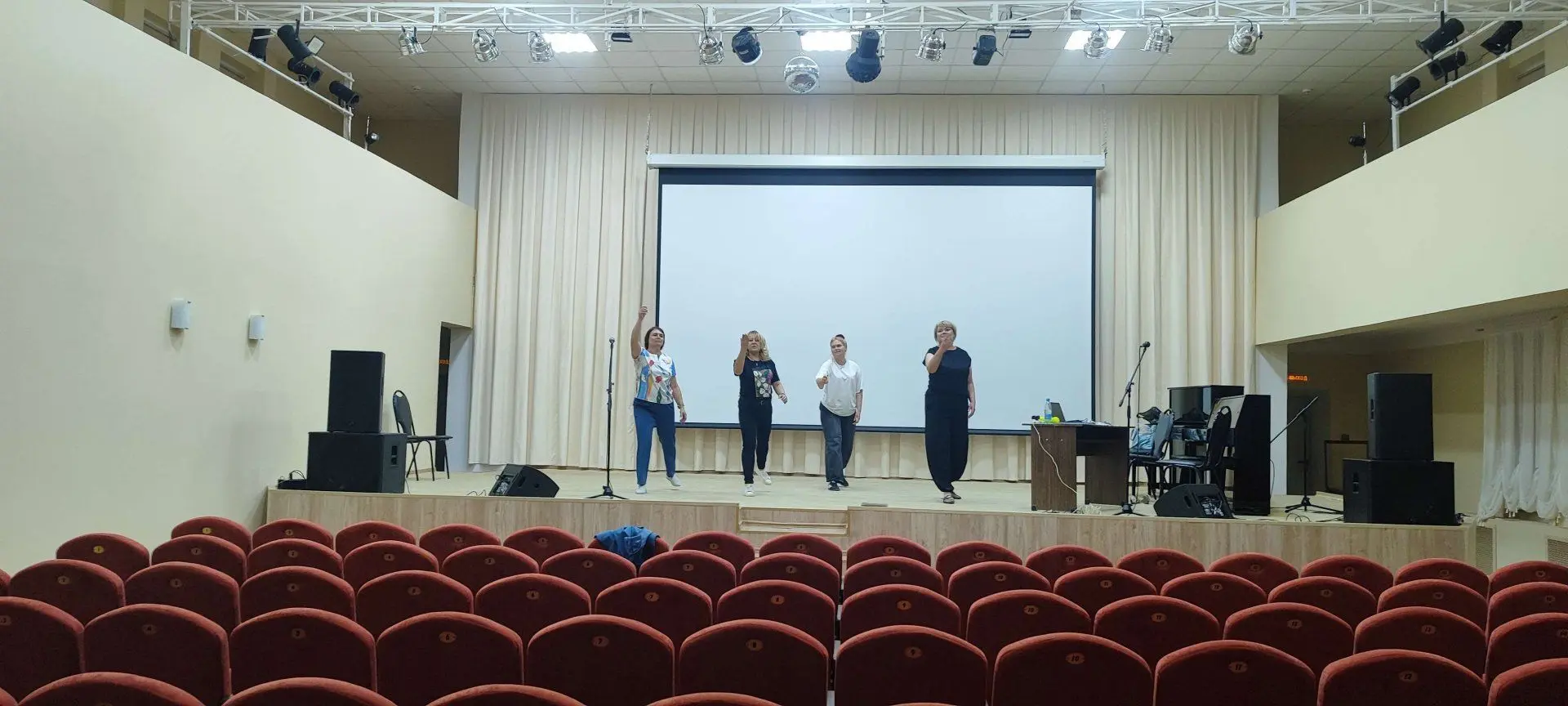 В Ясном прошел семинар-практикум для работников культуры восточного Оренбуржья

В Доме культуры «Гор