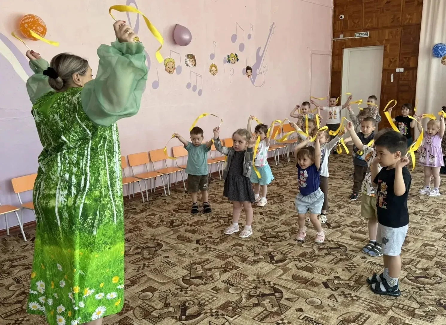 У детей средней и младшей группы прошёл праздник лета и солнышка. К детям в гости приходило лето! Пр