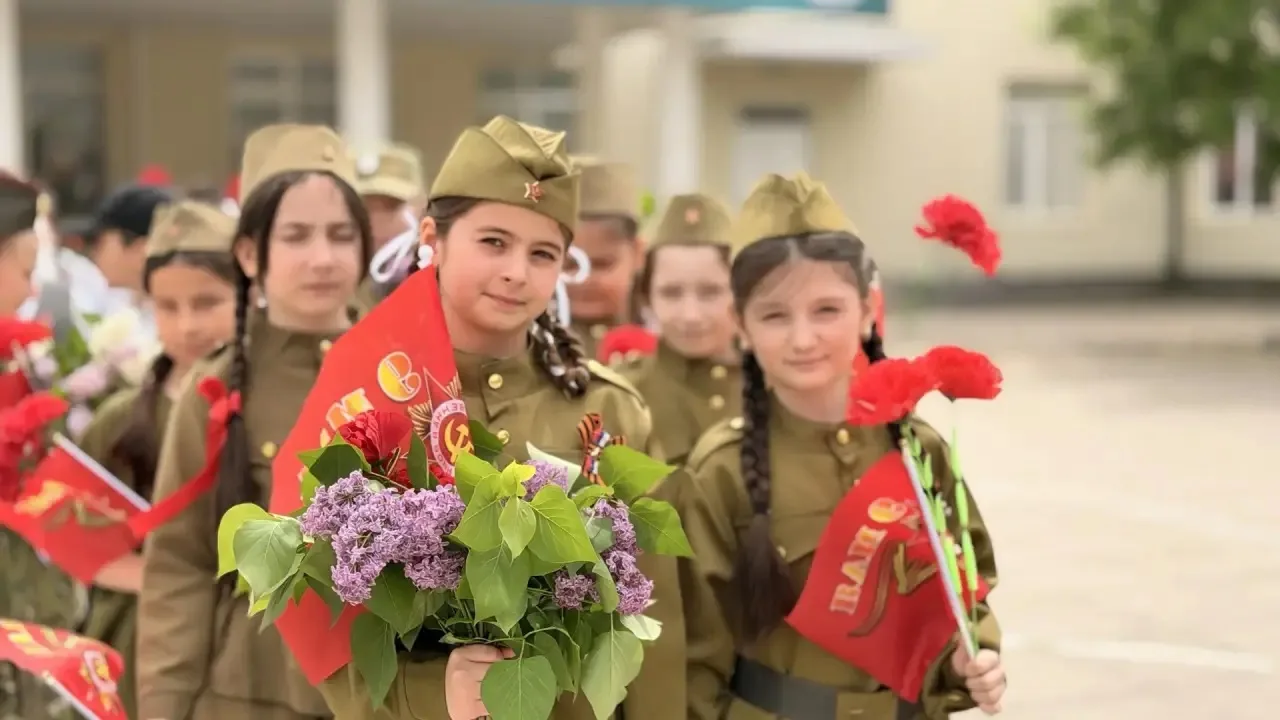 🎊В День Великой Победы наши самые юные граждане пришли к памятнику Неизвестного Солдат...