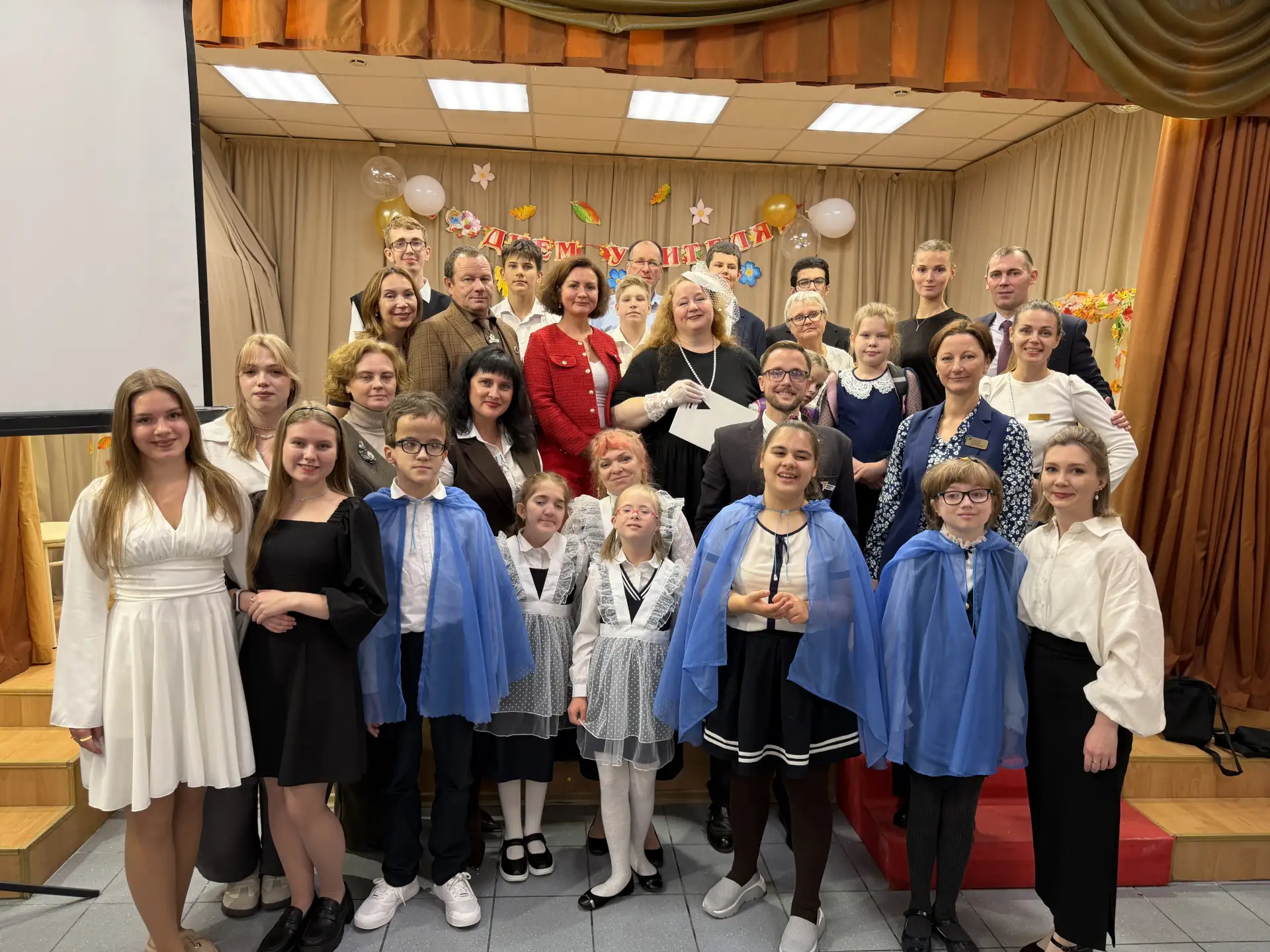 День учителя: праздник тех, кто зажигает свет знаний 🌟