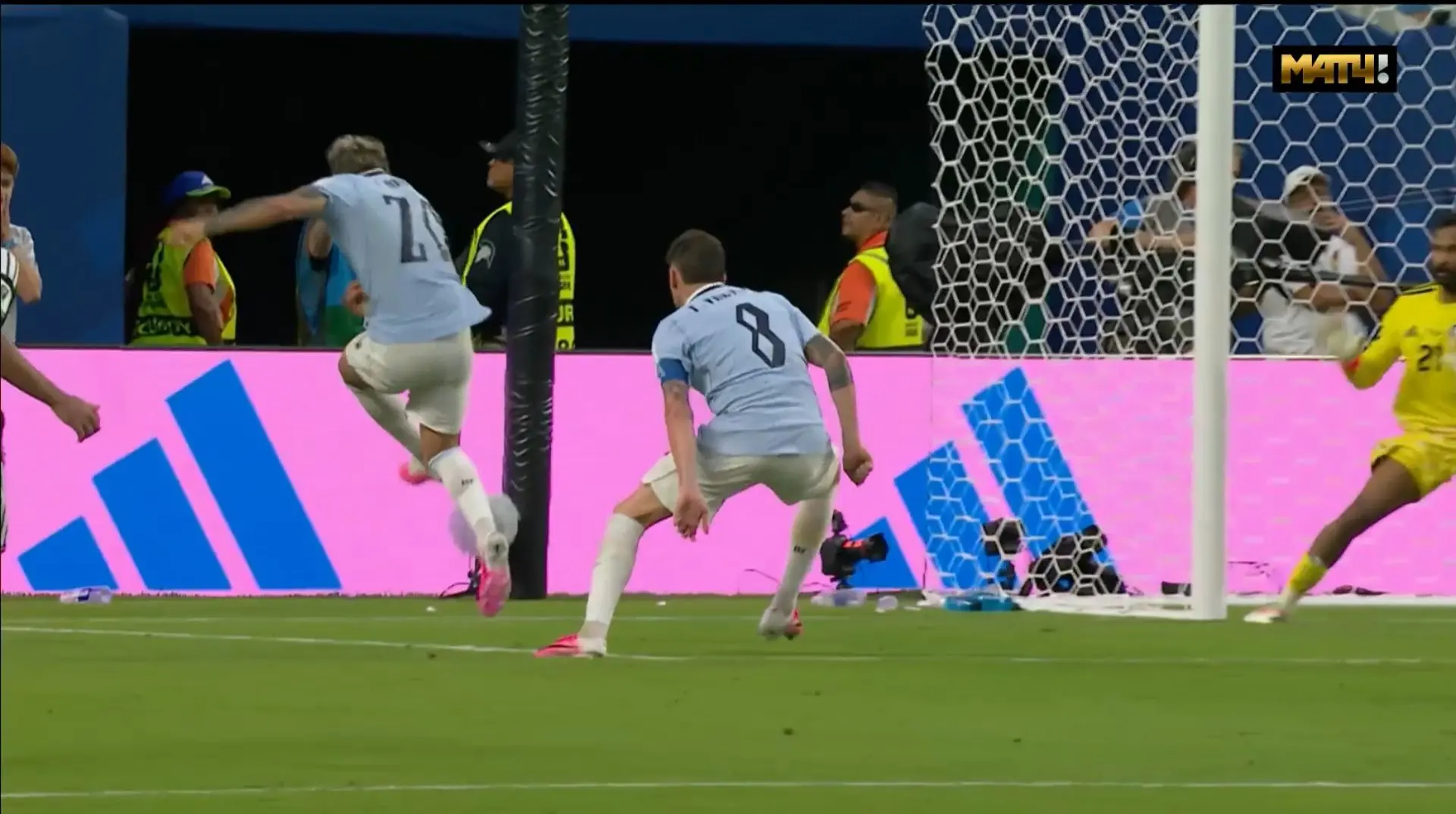 ГООООООООООООООЛ

Саудовская Аравия 1-1 Уругвай 

Араухо
