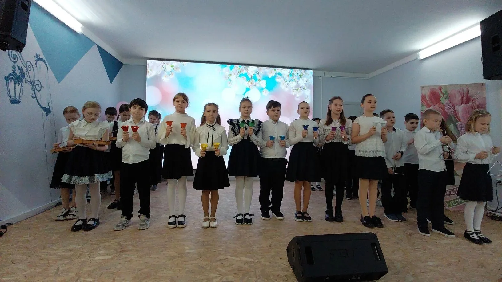 После уроков начался концерт для наших милых женщин.  В роли ведущих дебютировали Полина КОНДАКОВА, 