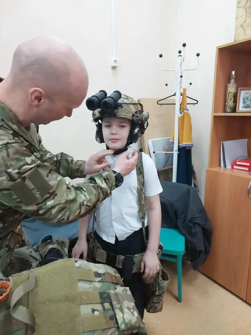 Сегодня во втором корпусе прошёл урок Мужества!  На встречу с ребятами пришли сослуживцы Андрея Коса