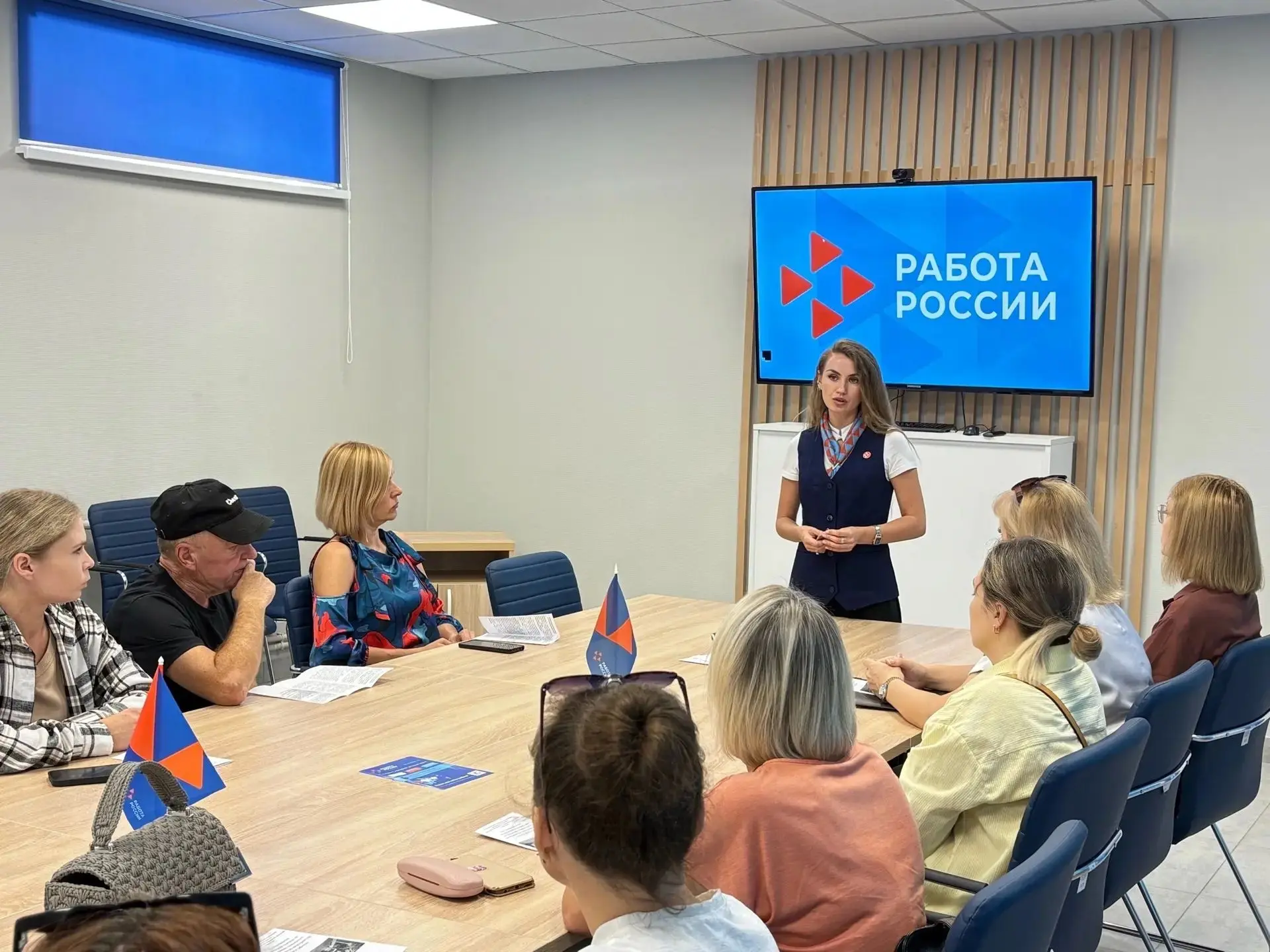 👩‍🏫 Специалисты Кадрового центра Ленинского района провели информационно-консультацио...