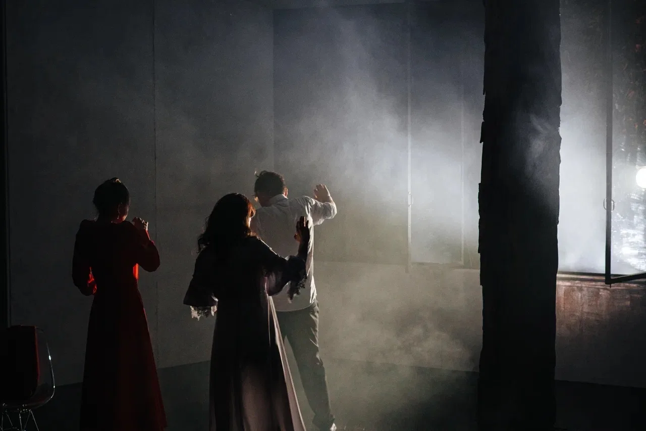 Куркыныч, авыр, тетрәндергеч… әмма сез аны тагын бер карар идегез.  🎭 «Тәрәзәмә кем шакый?» — нәкъ ш