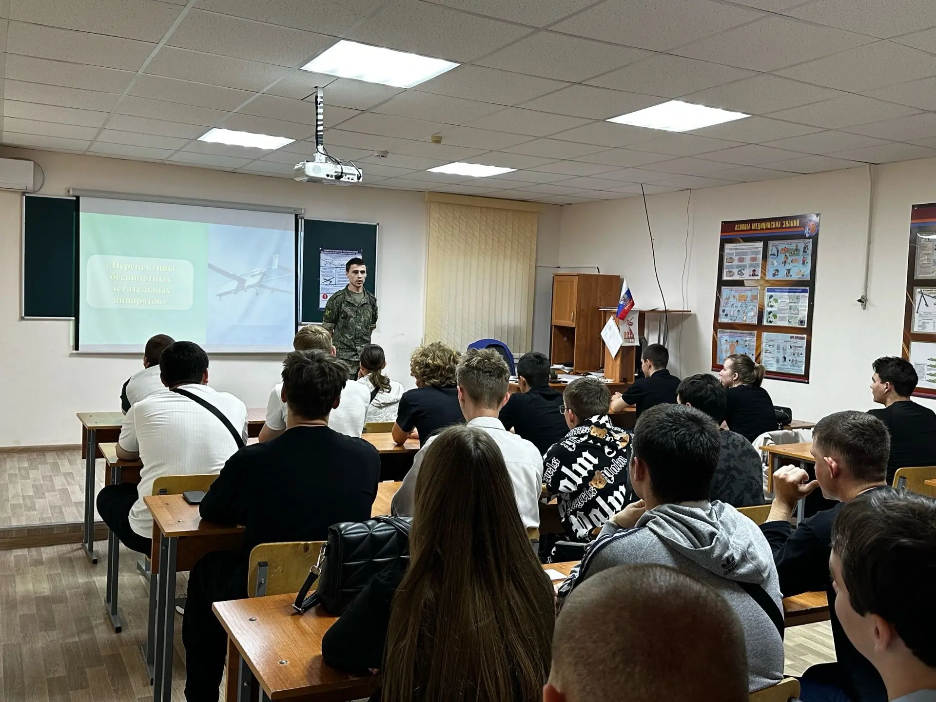 🪖Будущее в небе: в Светлоградском педагогическом колледже прошла встреча о службе в вы...