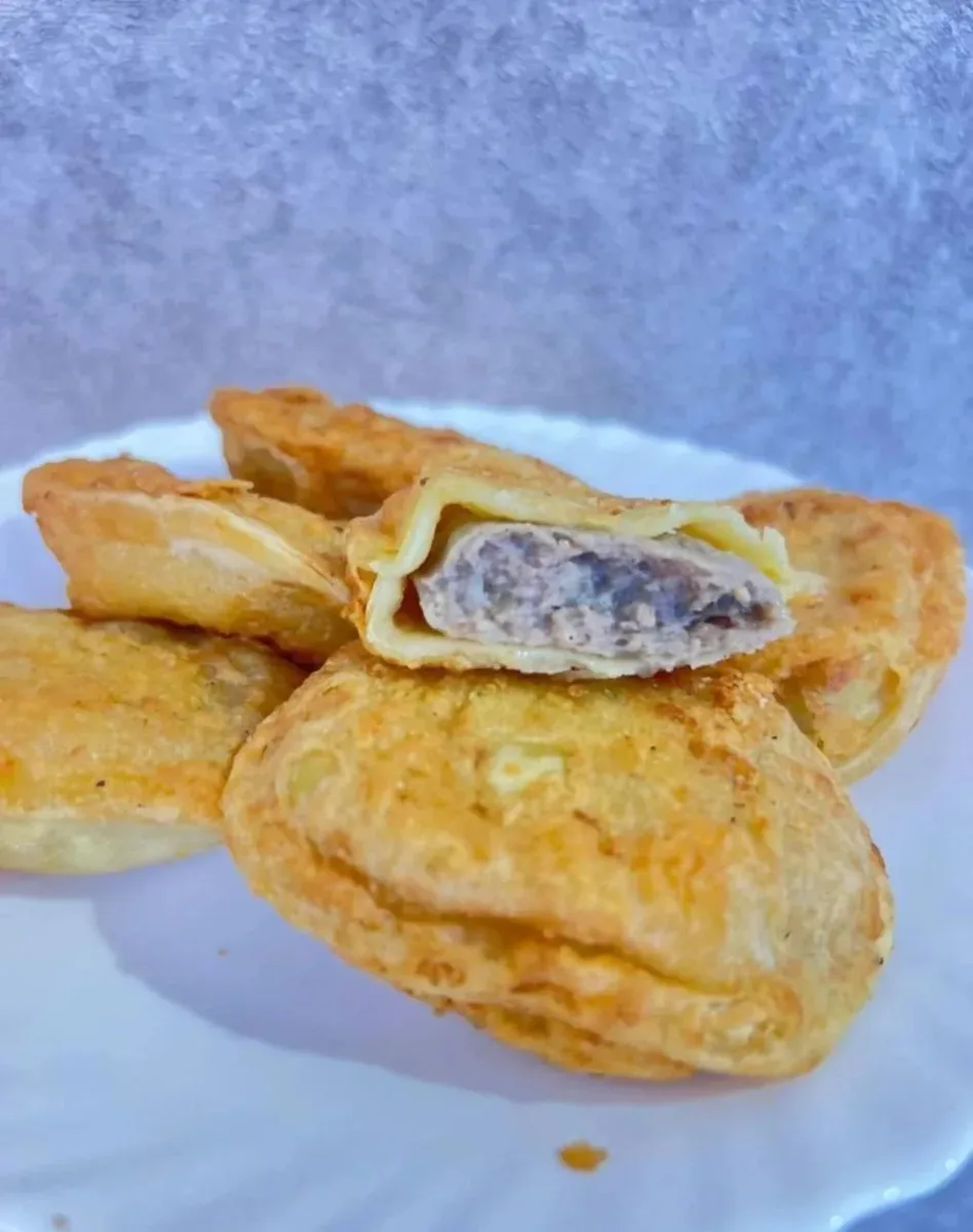 Вкусные, нежные, воздушные готовые пирожки с разными начинками.