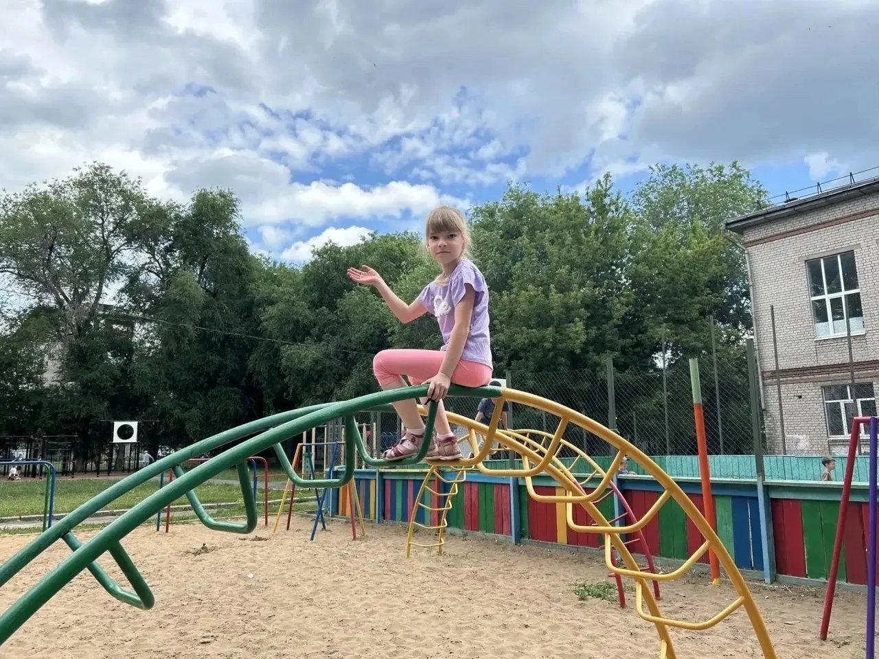 Сегодня в нашем лагере «Солнышко» — день сплошных «вау»! 🎉 Надували гигантские мыльные...