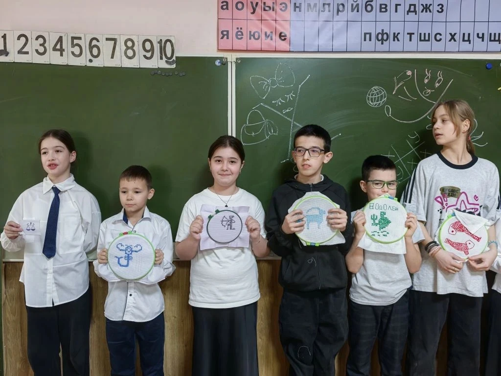 ✨ Умелая иголочка, или Путь от белоручек к белошвейкам ✨  4 «Г» класс с гордостью представляет свой 