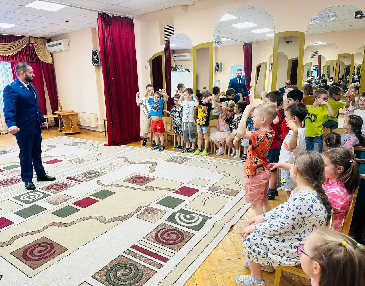"Может рыбу он ловить, Кран на кухне починить. Для меня всегда герой – Самый лучший ПАПА мой!" 🌟  Др
