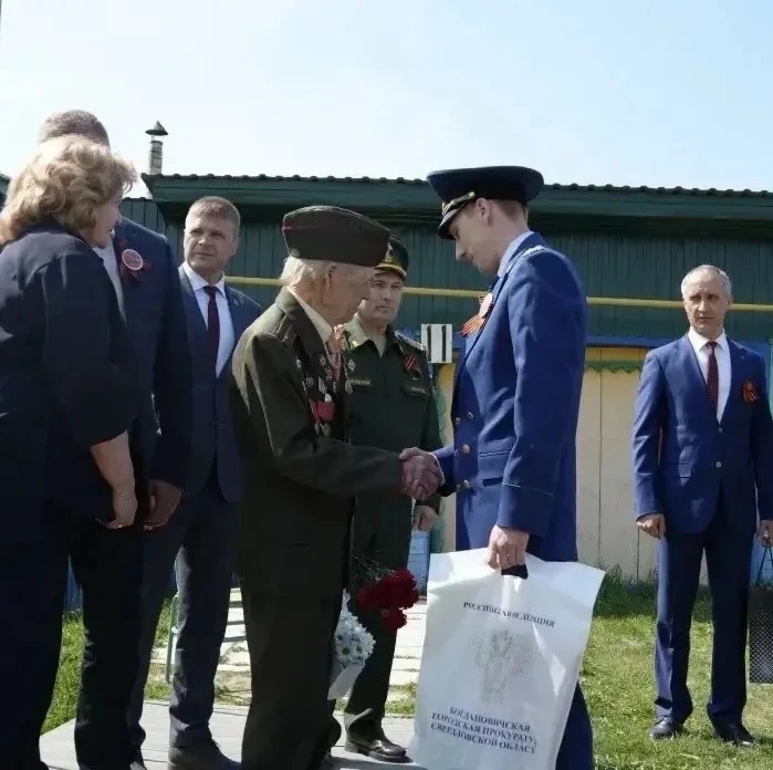 Богдановичский городской прокурор Илья Щипанов поздравил участников Великой Отечественной войны с Дн