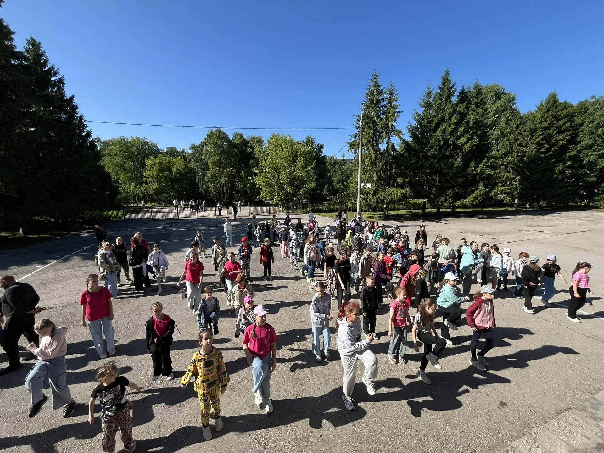 ☀️4 июня☀️
✅После зарядки и плотного завтрака ребята пришли в гости в Библиотеку №26. Сотрудники биб