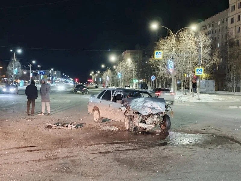 В УСИНСКЕ ВАЗ И PORSCHE НЕ ПОДЕЛИЛИ ДОРОГУ - ПОСТРАДАЛ РЕБЕНОК  В Усинске 17 апреля дорогу не подели