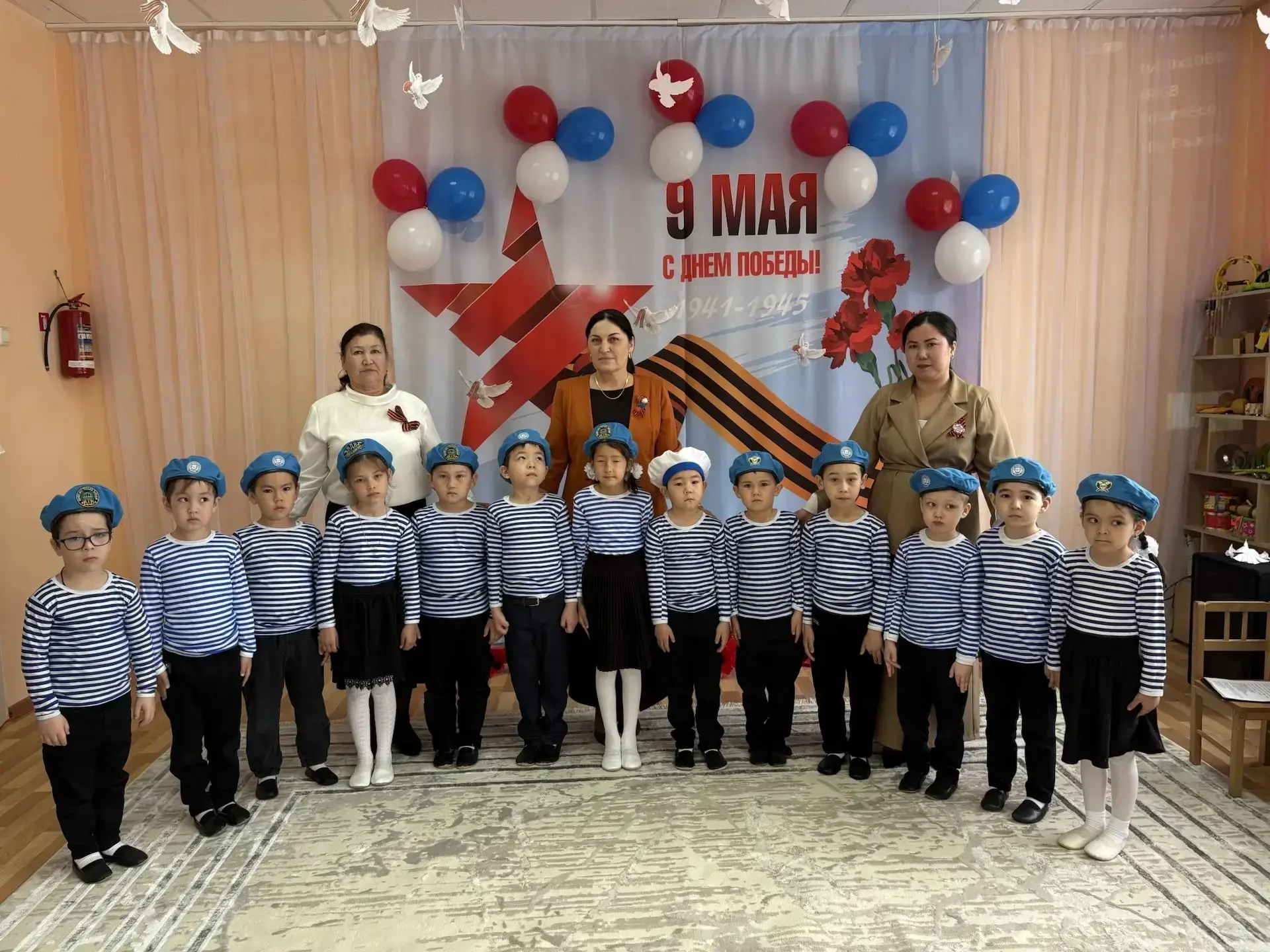 Утренник "9 мая- Великий день Победы" в подготовительной группе "Солнышко".