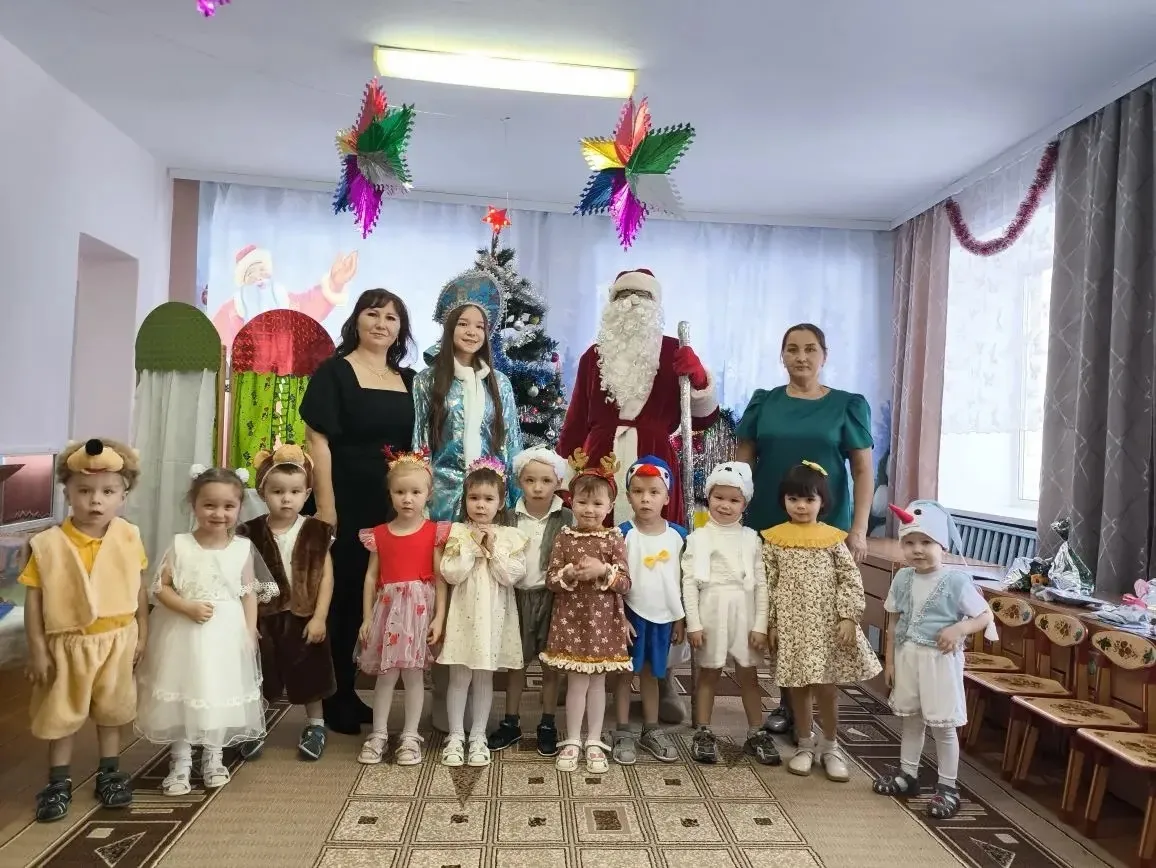 25 декабря прошел  новогодний утренник и у  ребят второй младшей группы. Они со Снегуро...