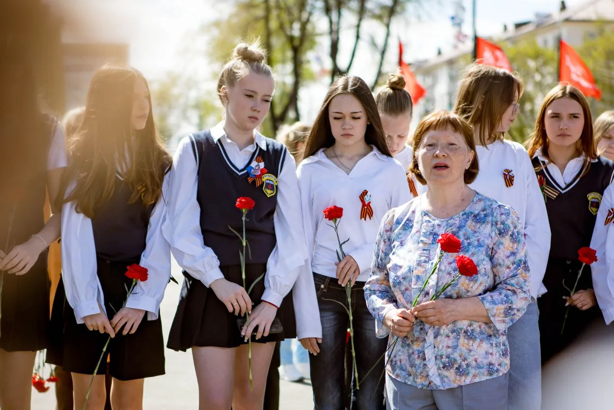 ✨ 8 мая ученики 7А класса вместе с классным руководителем Никоновой И. Г. провели торжественное меро