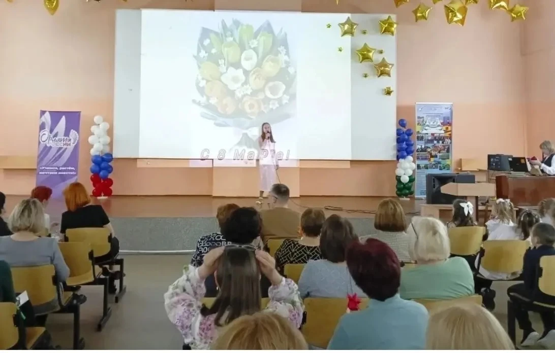 💕«Пиратское сокровище для наших учителей и девочек!» 🌺Представьте себе: обычный школьный актовый зал