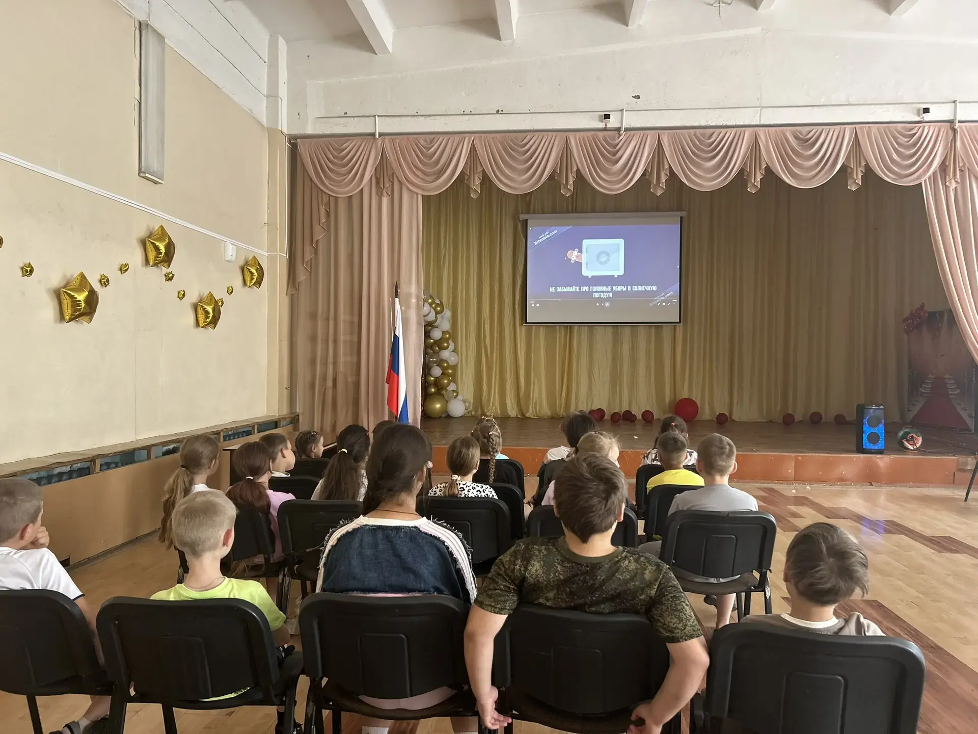Сегодня в пришкольном лагере «Робинзоны» прошёл насыщенный и интересный день. 🌞 
Ребята с большим у