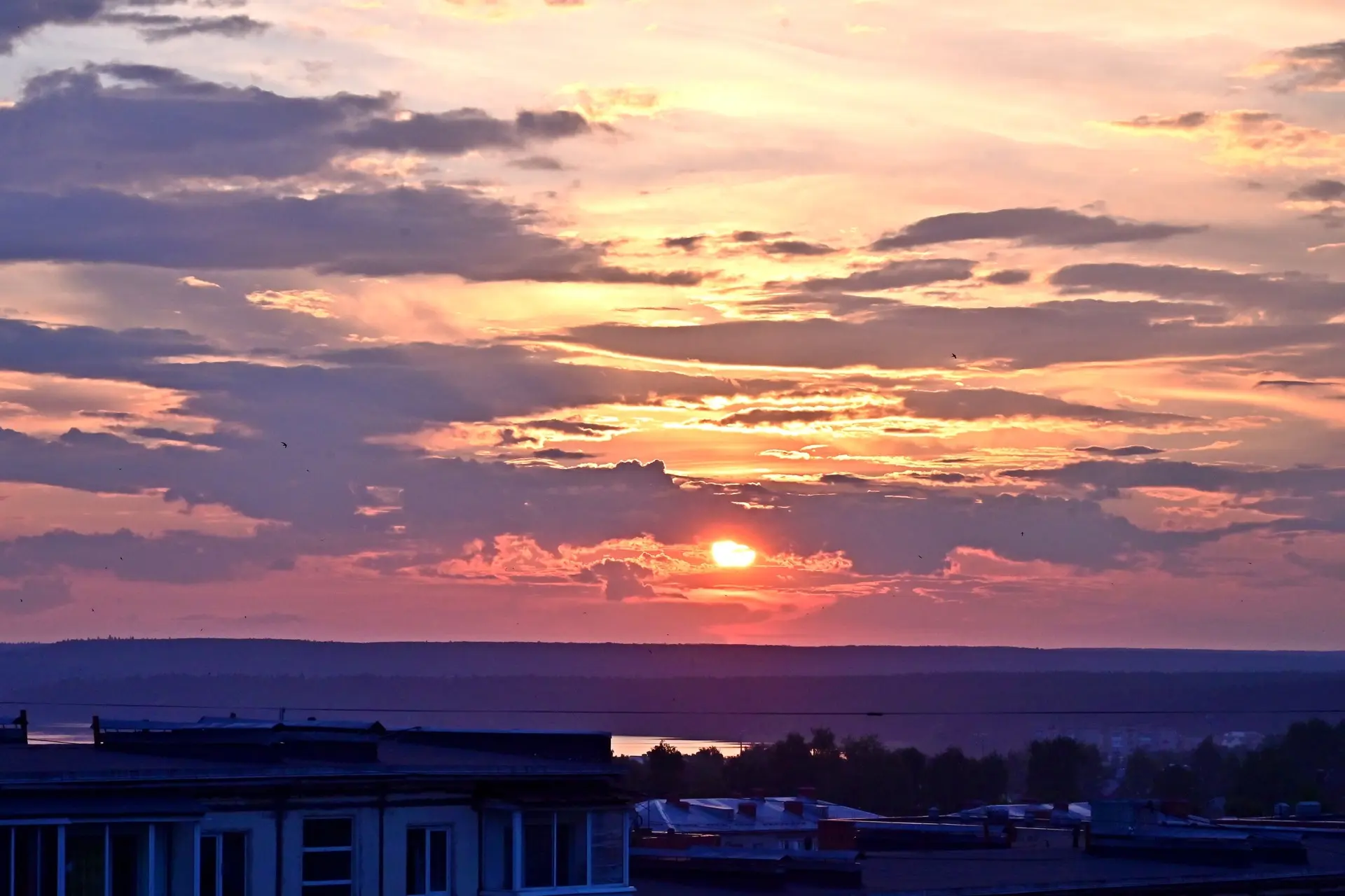 Воткинск. Июньские закаты. 🌅

Фотографии: Сергей Балобанов