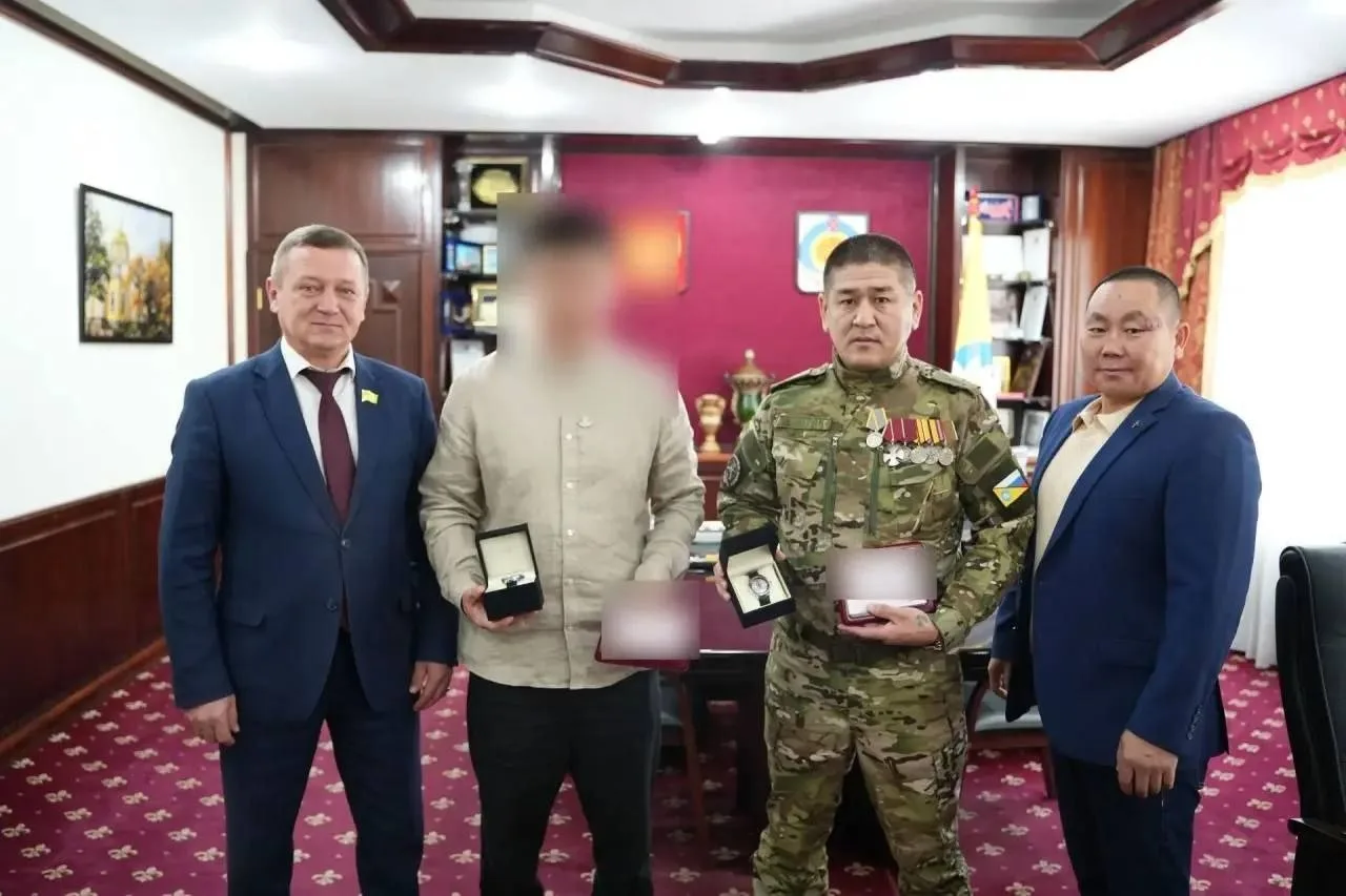 Военнослужащим из Калмыкии вручили медали имени Эрдни Деликова