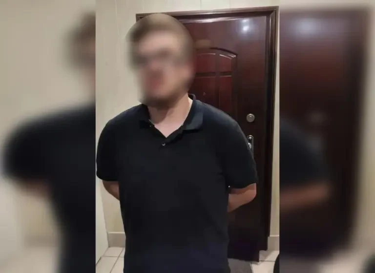В квартире на улице Веденеева ночью материализовался мужчина с кувалдой — его туда прив...