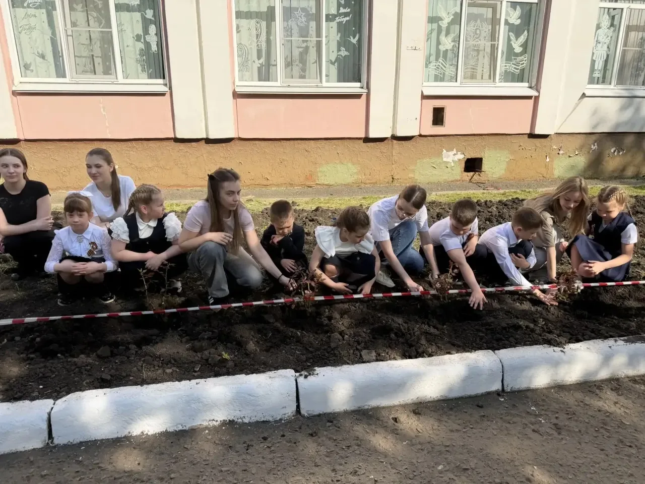 🌹 Акция «Росток в будущее»: 11-й класс заложил основу, первоклассники продолжат заботу! 🌹  Сегодня в