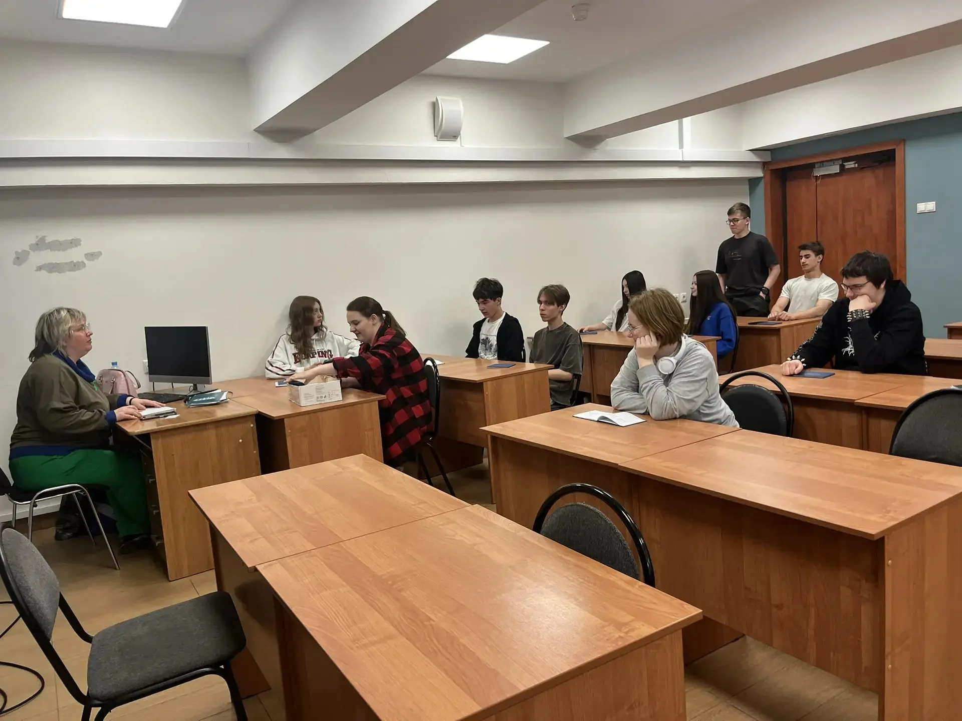 Сегодня группы первого курса ЮСО-111, ЮСО-112 сдавали экзамен по литературе, а группа Ю...