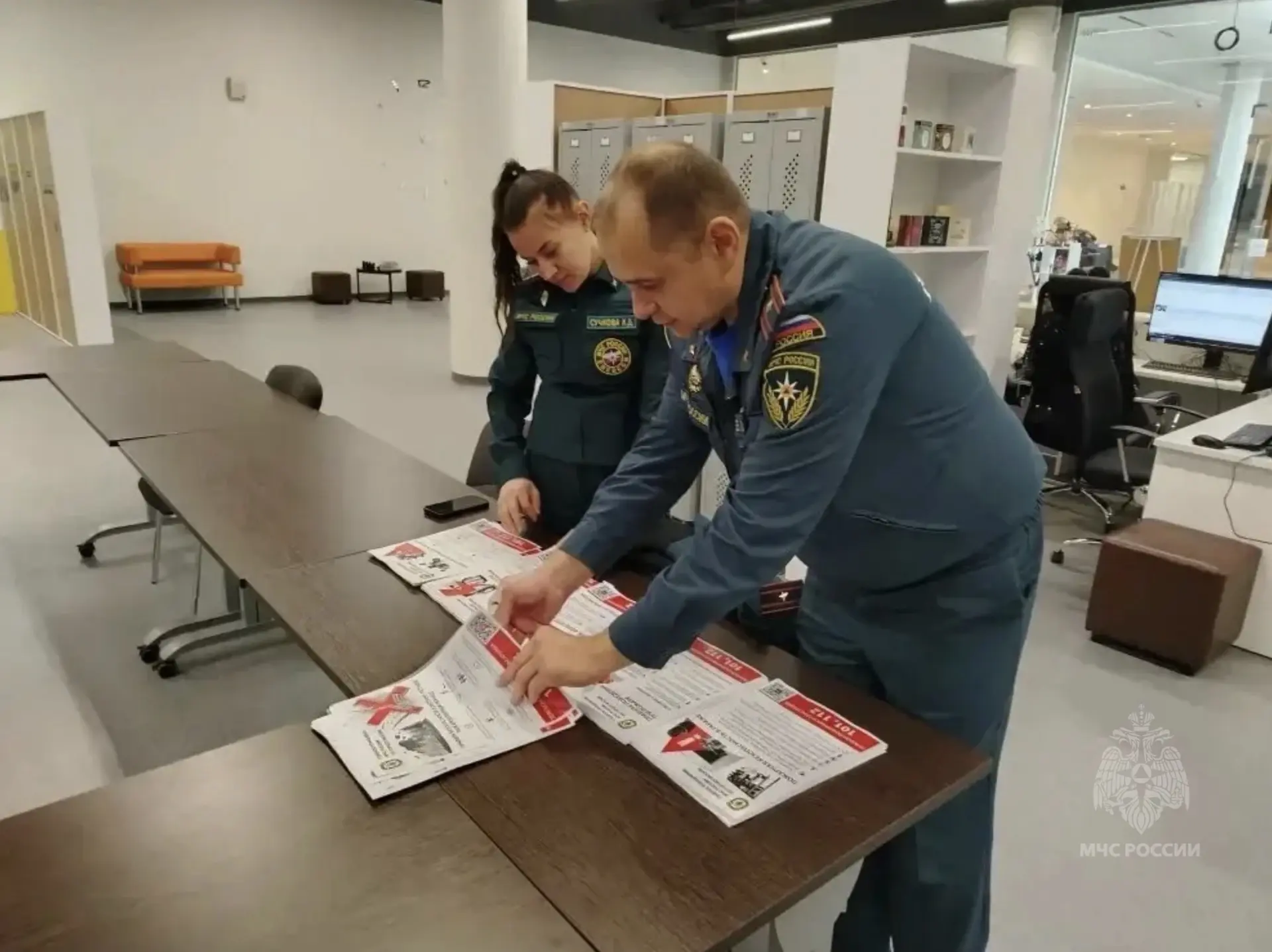 🟠 На Северо-востоке столицы прошла встреча с жителями по вопросам пожарной безопасности  Сотрудники 