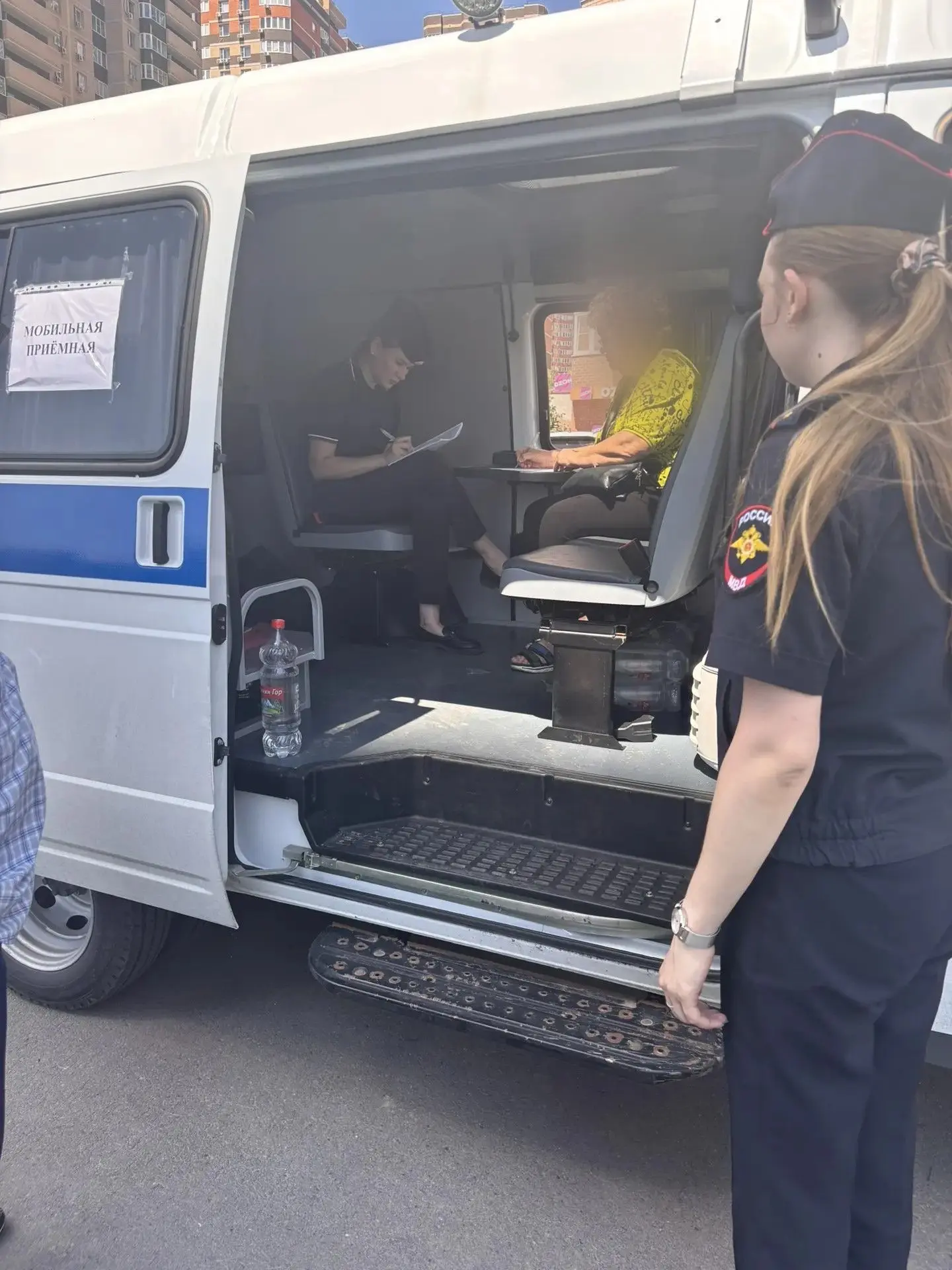 В Ростове-на-Дону в районе происшествия работает мобильная приемная полиции
 
Сотрудники полиции ока