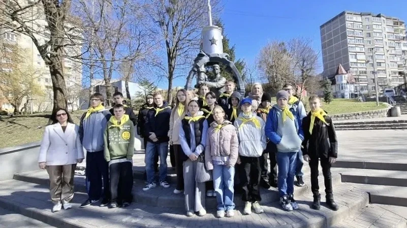 Дорогами Победы 🇷🇺  Учащиеся 6Б, 7В и 8Б классов отправились в познавательное путешествие по памятны