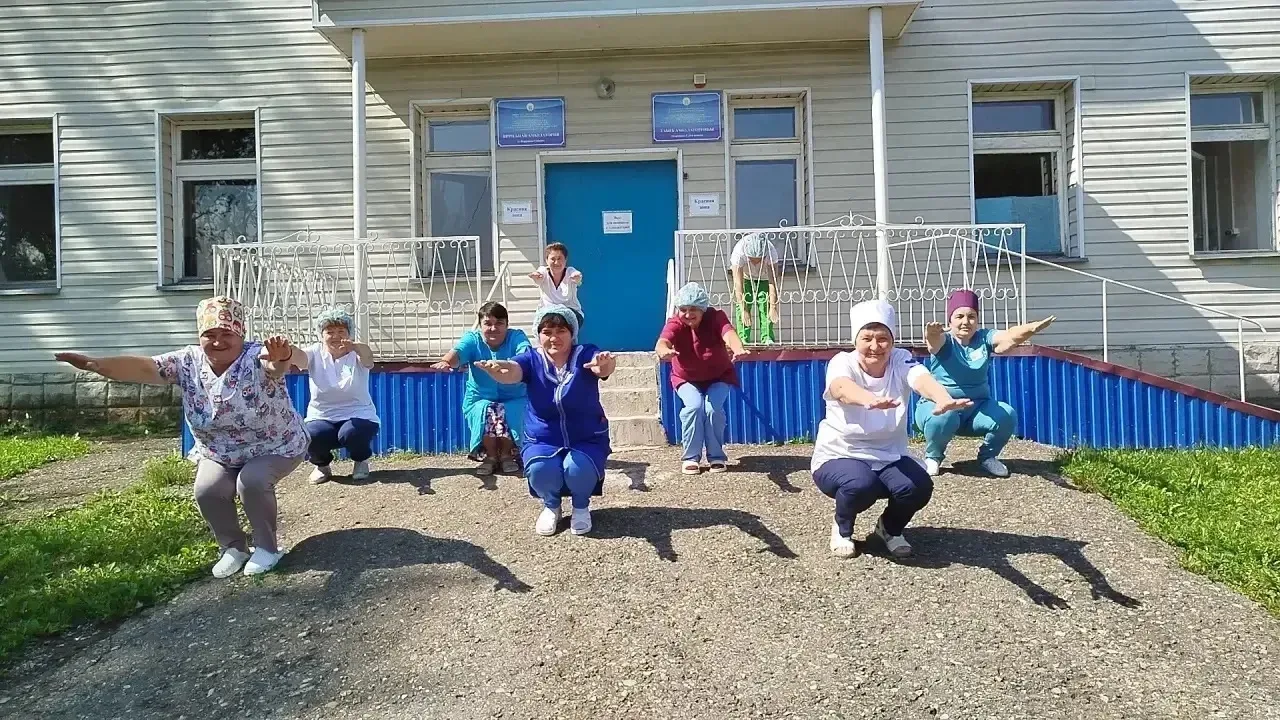 🏃‍♀️О пользе утренней зарядки на свежем воздухе в Туймазинской ЦРБ.
 
👏Утренняя зарядка имеет огро