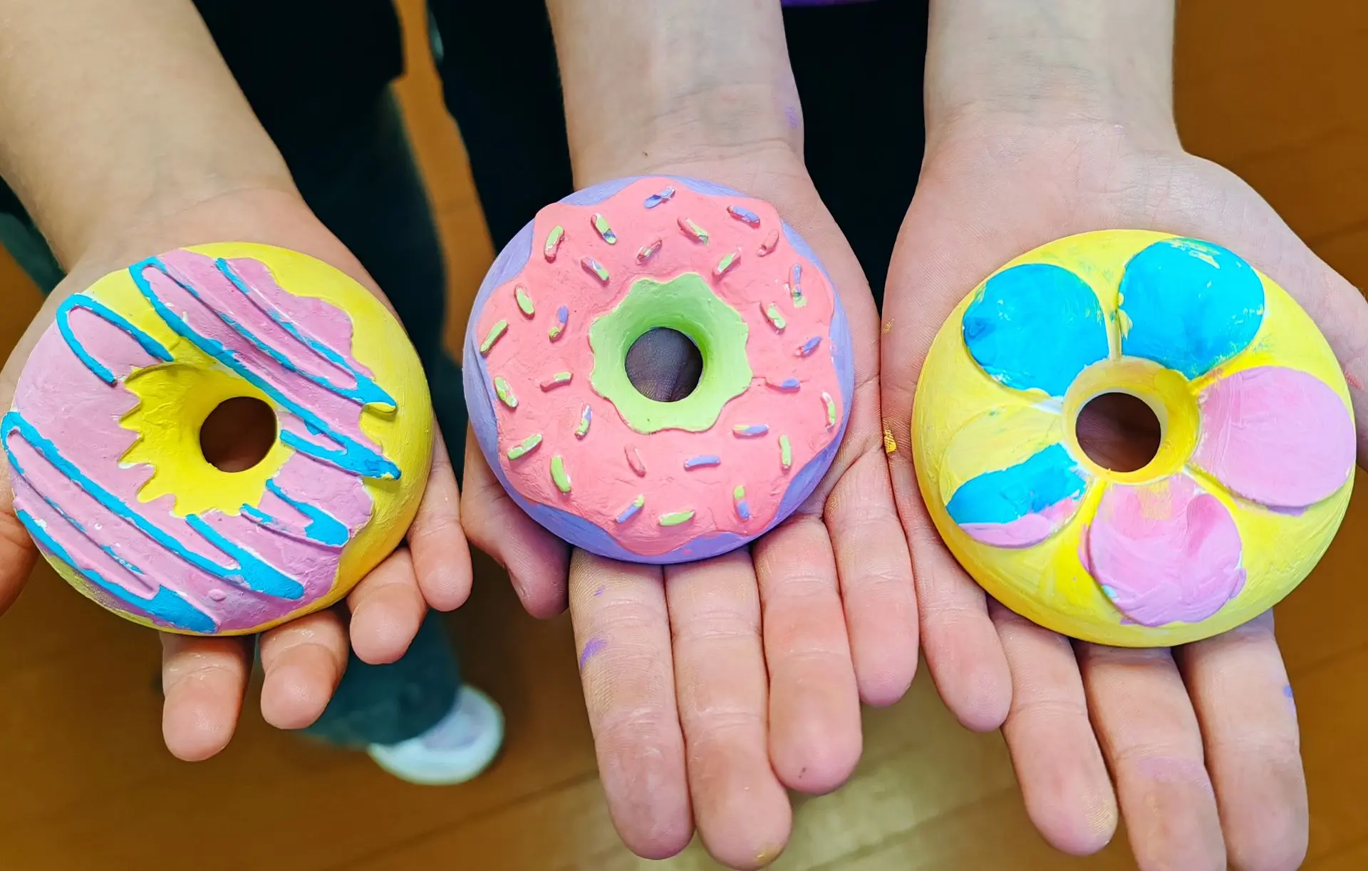 🍩 Сладкая магия: роспись магнита-пончика