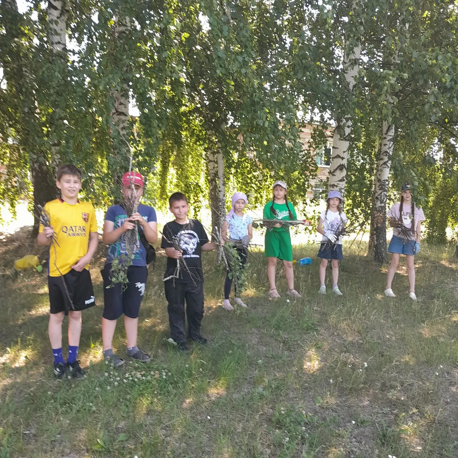 Ребята из 4 класса уже третий день трудятся на пришкольном участке! Сегодня они с удово...