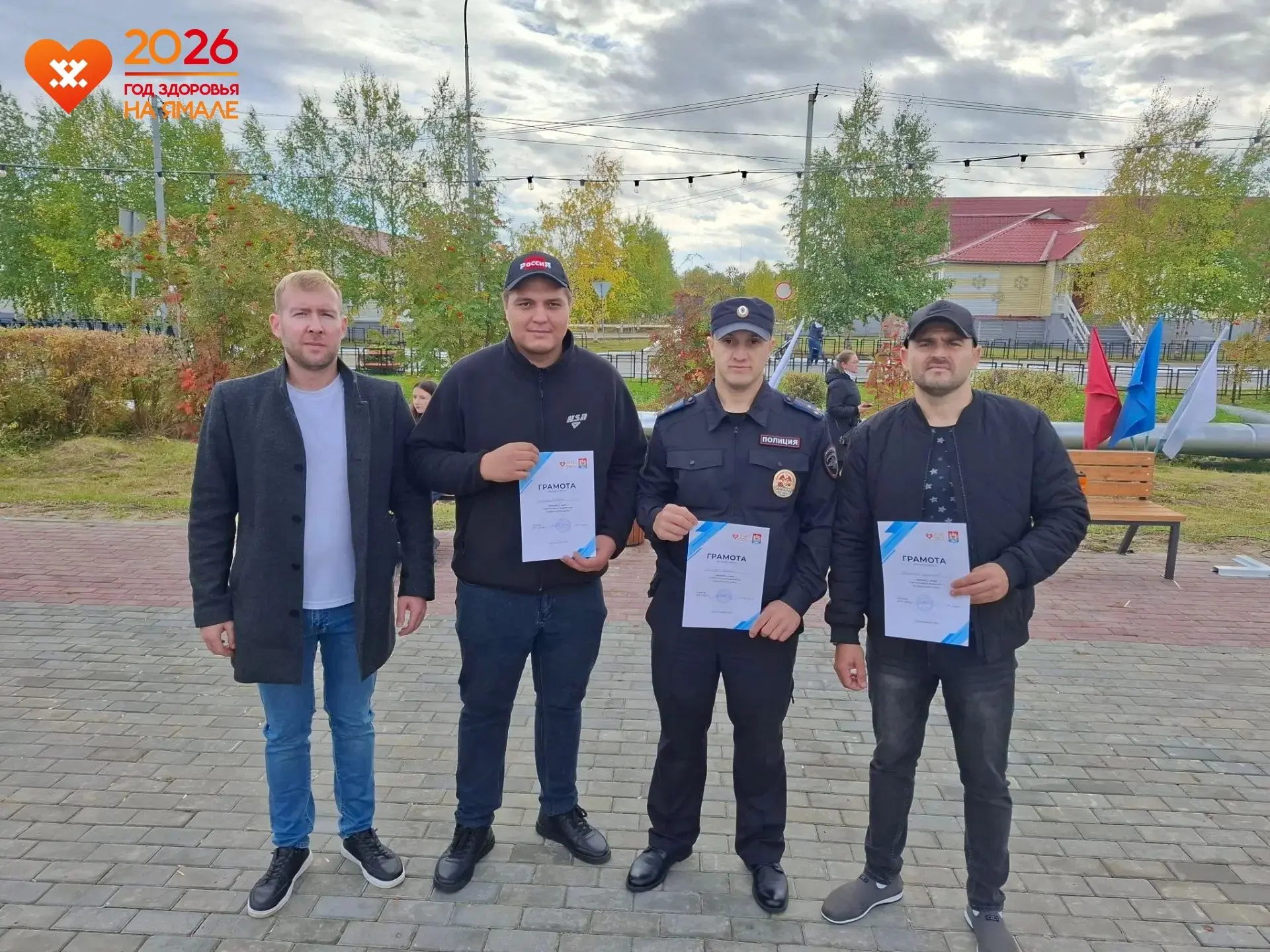 💥 Армрестлинг на площади Дружбы: праздник силы и воли!