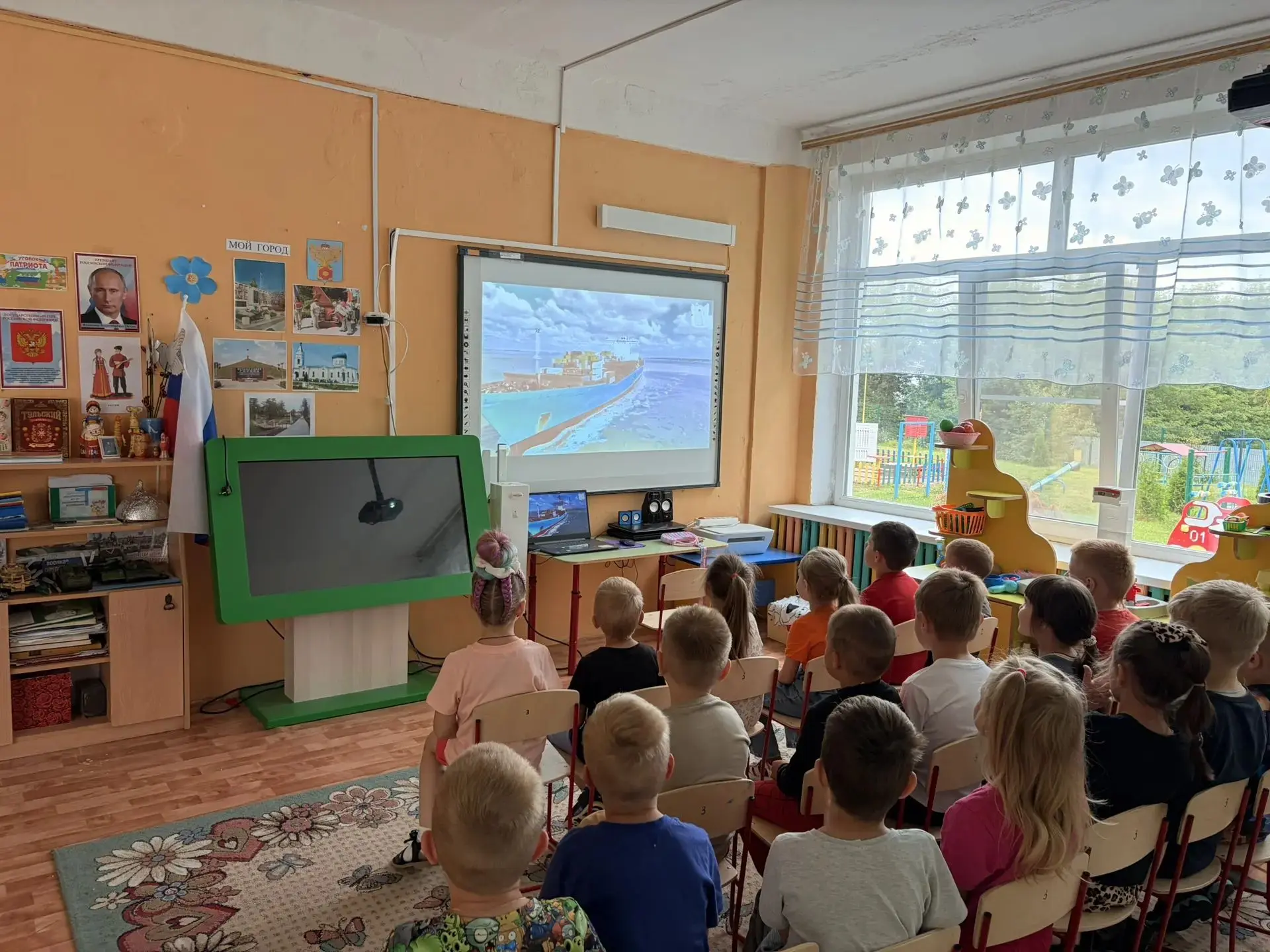 Сегодня дети старших групп вспомнили названия водного транспорта, а затем смастерили из бумаги быстр