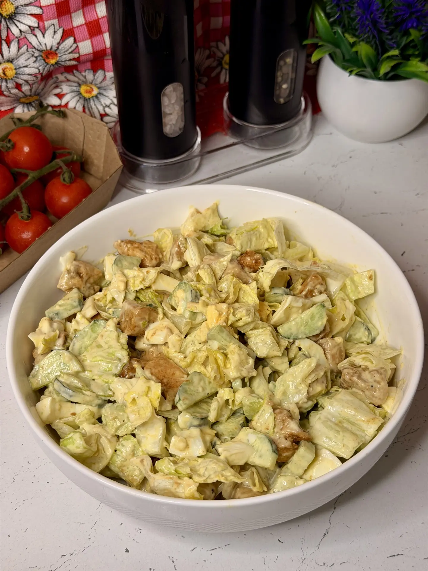 🥗 Салат с курицей и авокадо 🥗 
Салат получается сытным, сливочным за счёт авокадо и сметаны, с пик