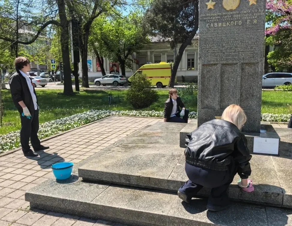 Честь и память: 9Б класс провёл санитарный субботник у памятников  В преддверии празднования Дня Поб