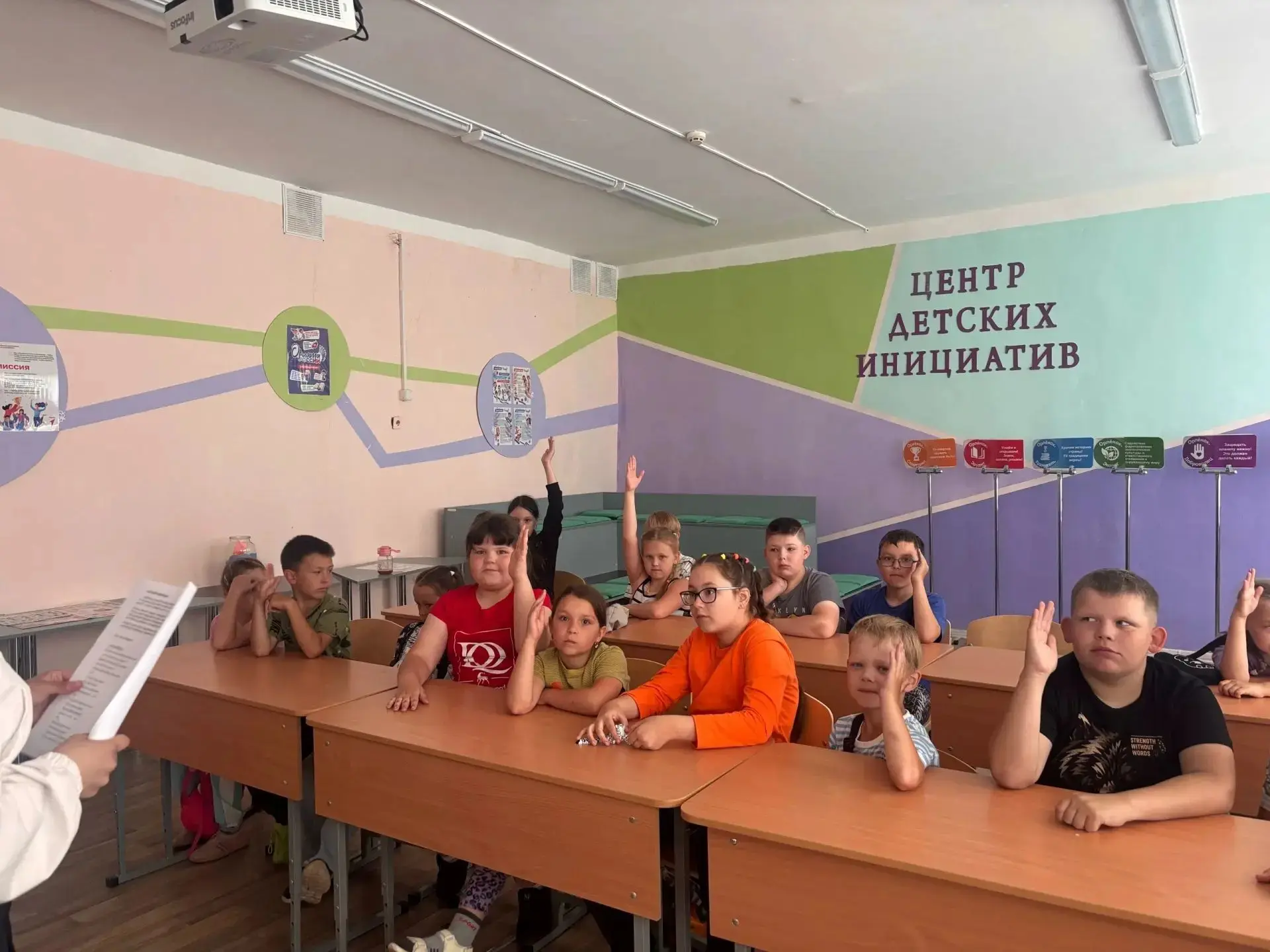 💫🎼«Музыкальная палитра»: вожатые Сабина и Лада подарили детям яркий праздник!
☝️В лагере прошёл ув