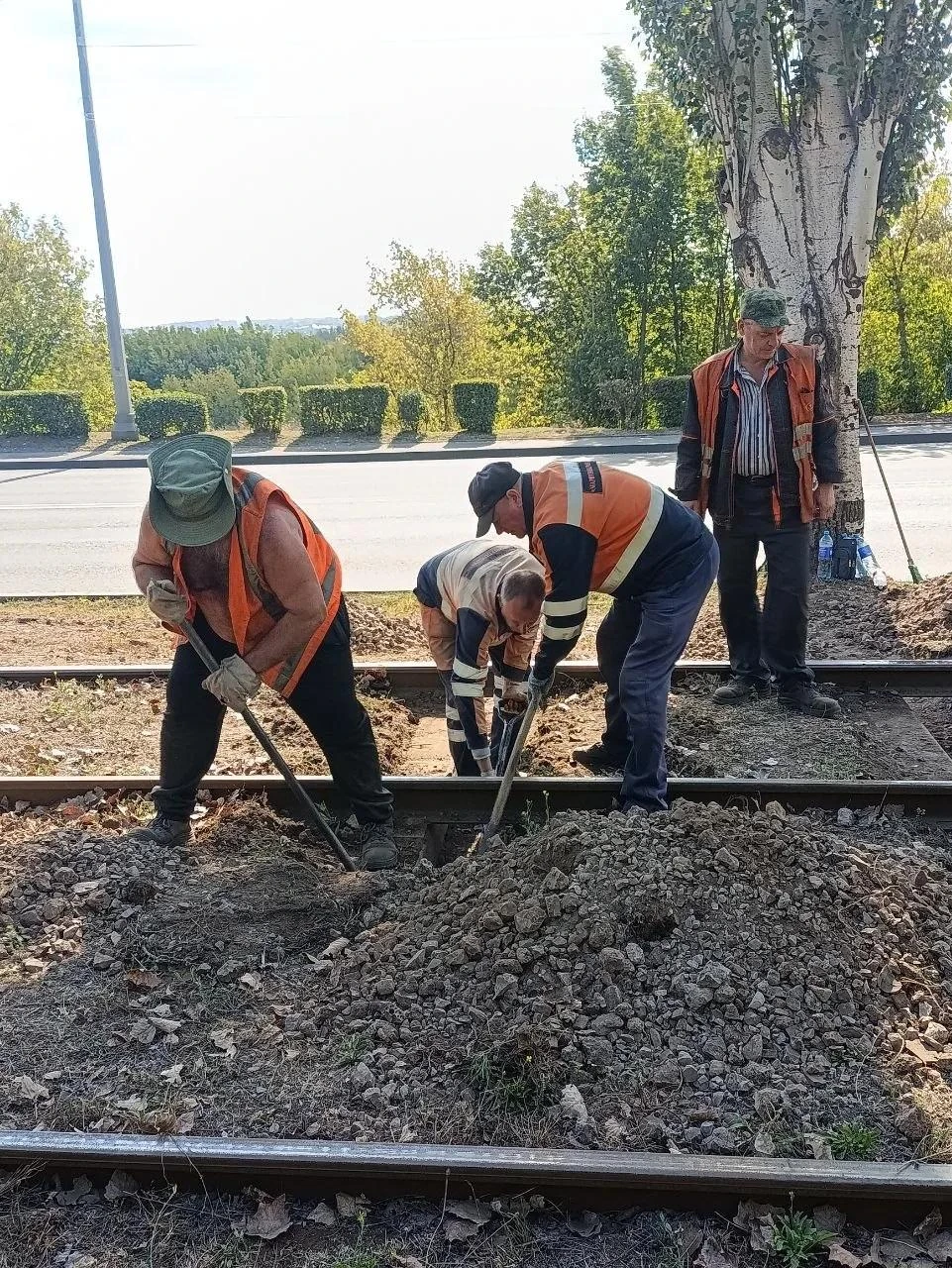Сотрудниками службы по обслуживанию и ремонту пути ГУП ДНР «МАРИУПОЛЬТРАНС» ежедневно п...