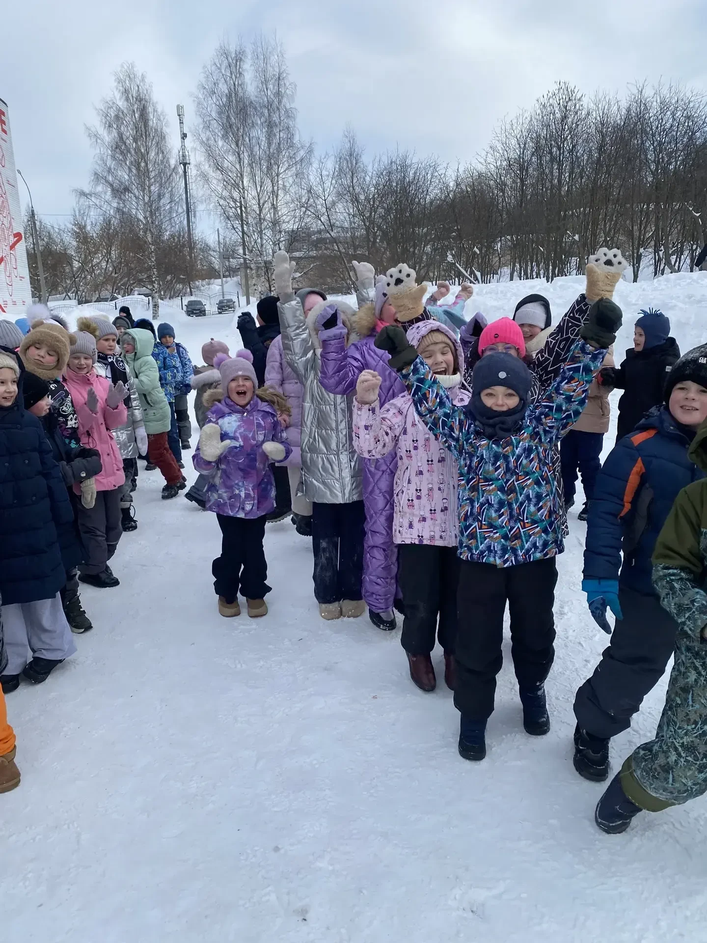С 16 по 20 февраля учителя физкультуры провели неделю спортивных соревнований. 1-2 классы участвовал